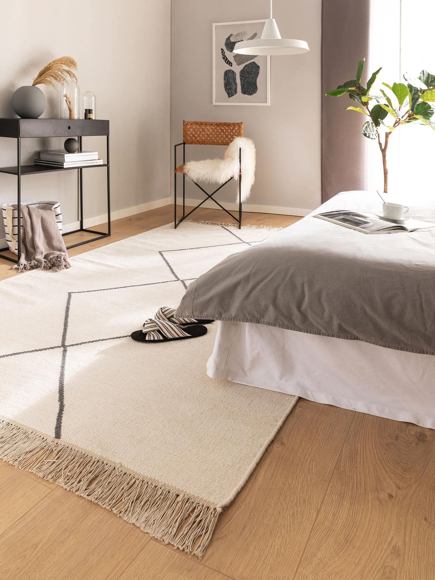 Teppich aus 90% Wolle, 10% Baumwolle in Weiß mit bis 5 mm hohem Flor von benuta Pure
