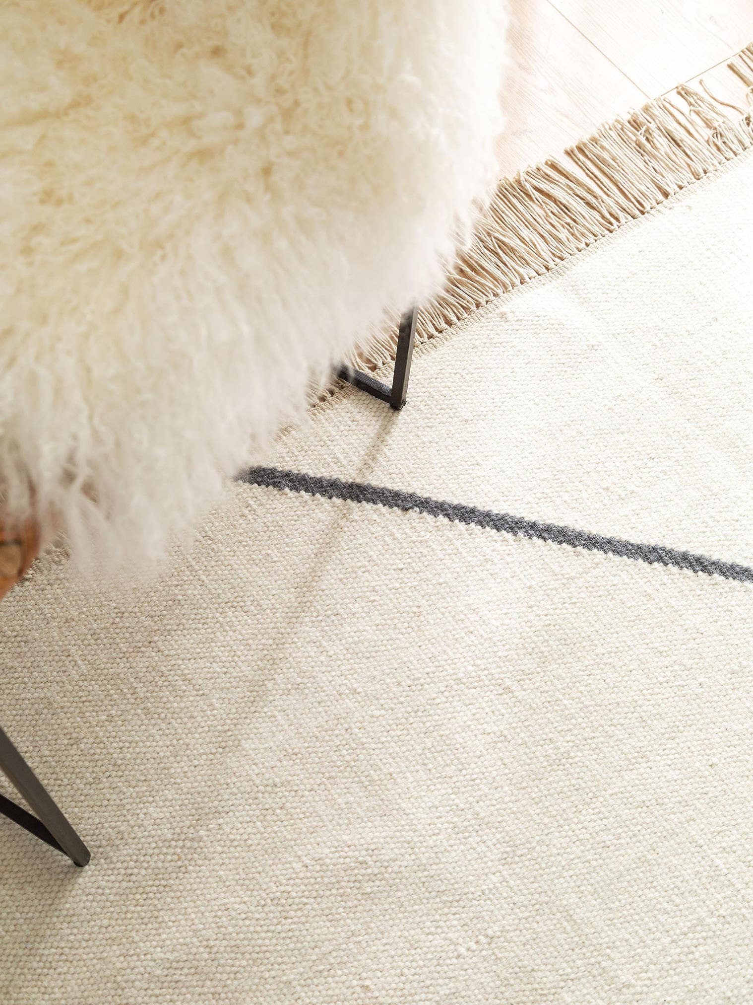 Teppich aus 90% Wolle, 10% Baumwolle in Weiß mit bis 5 mm hohem Flor von benuta Pure