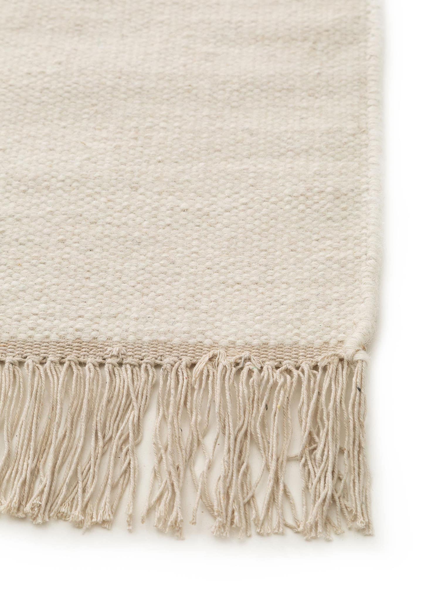 Teppich aus 90% Wolle, 10% Baumwolle in Weiß mit bis 5 mm hohem Flor von benuta Pure