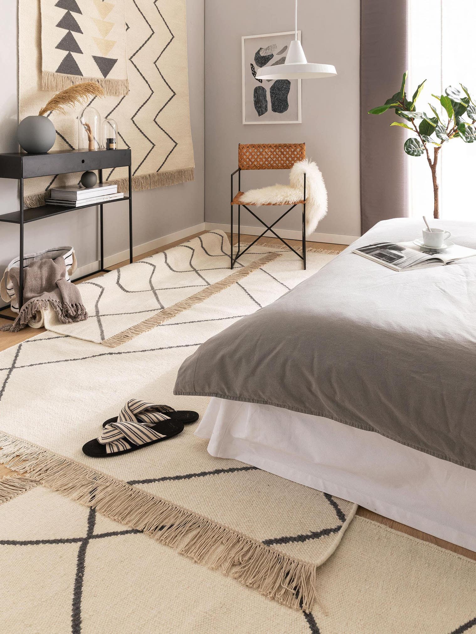 Teppich aus 90% Wolle, 10% Baumwolle in Weiß mit bis 5 mm hohem Flor von benuta Pure