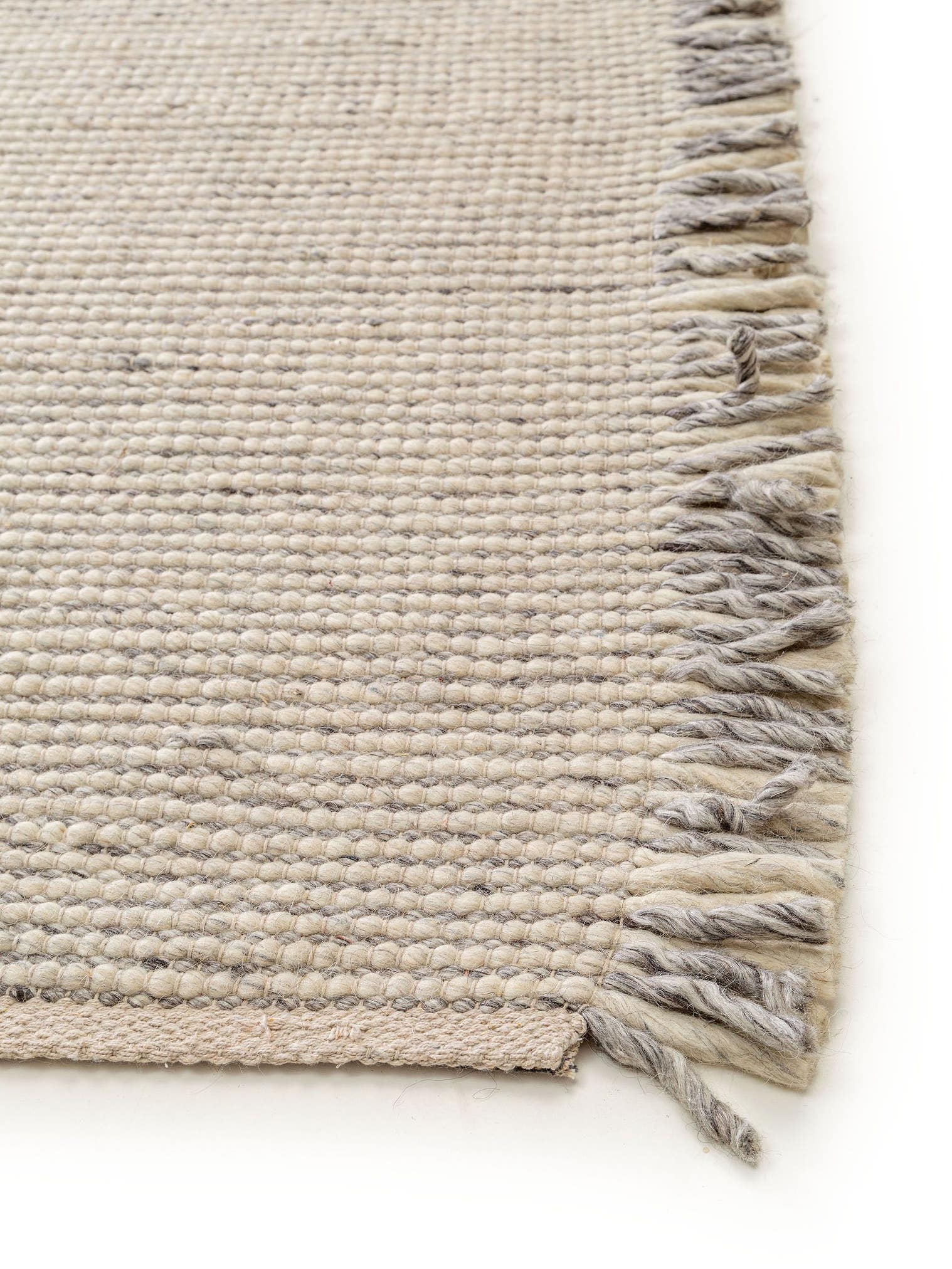 Alfombra de 60% Wool, 25% Polyester, 15% Viscose en Gris con un pelo de {{Placeholder_Pile Height}} de altura de benuta Pure