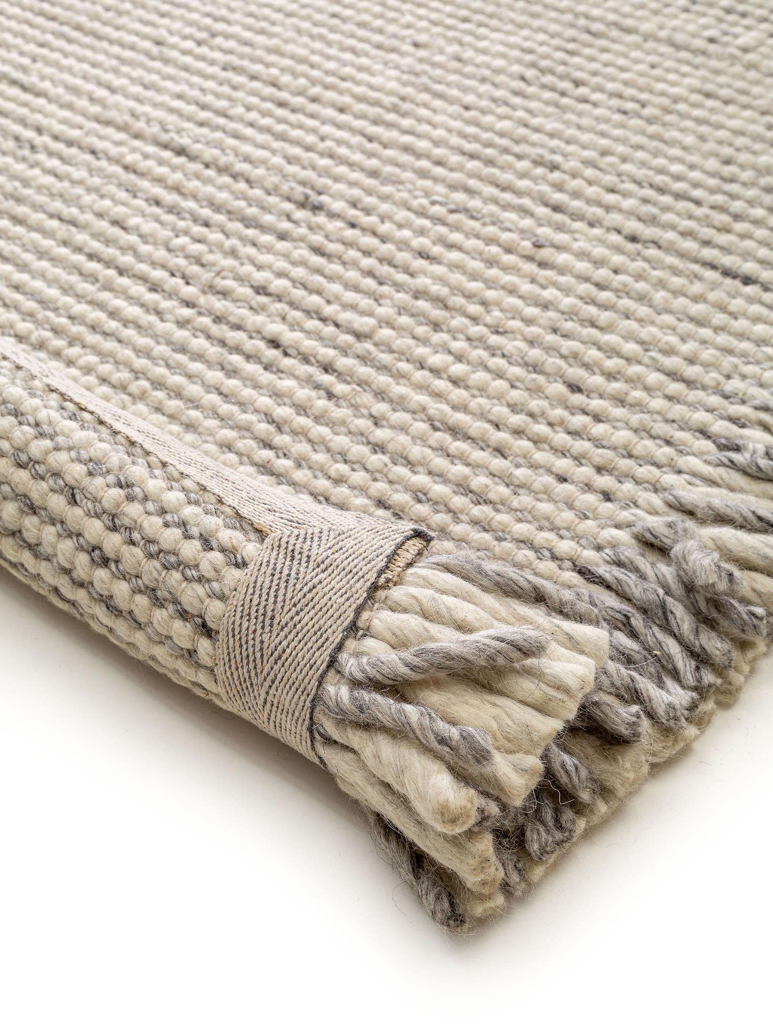 Alfombra de 60% Wool, 25% Polyester, 15% Viscose en Gris con un pelo de {{Placeholder_Pile Height}} de altura de benuta Pure
