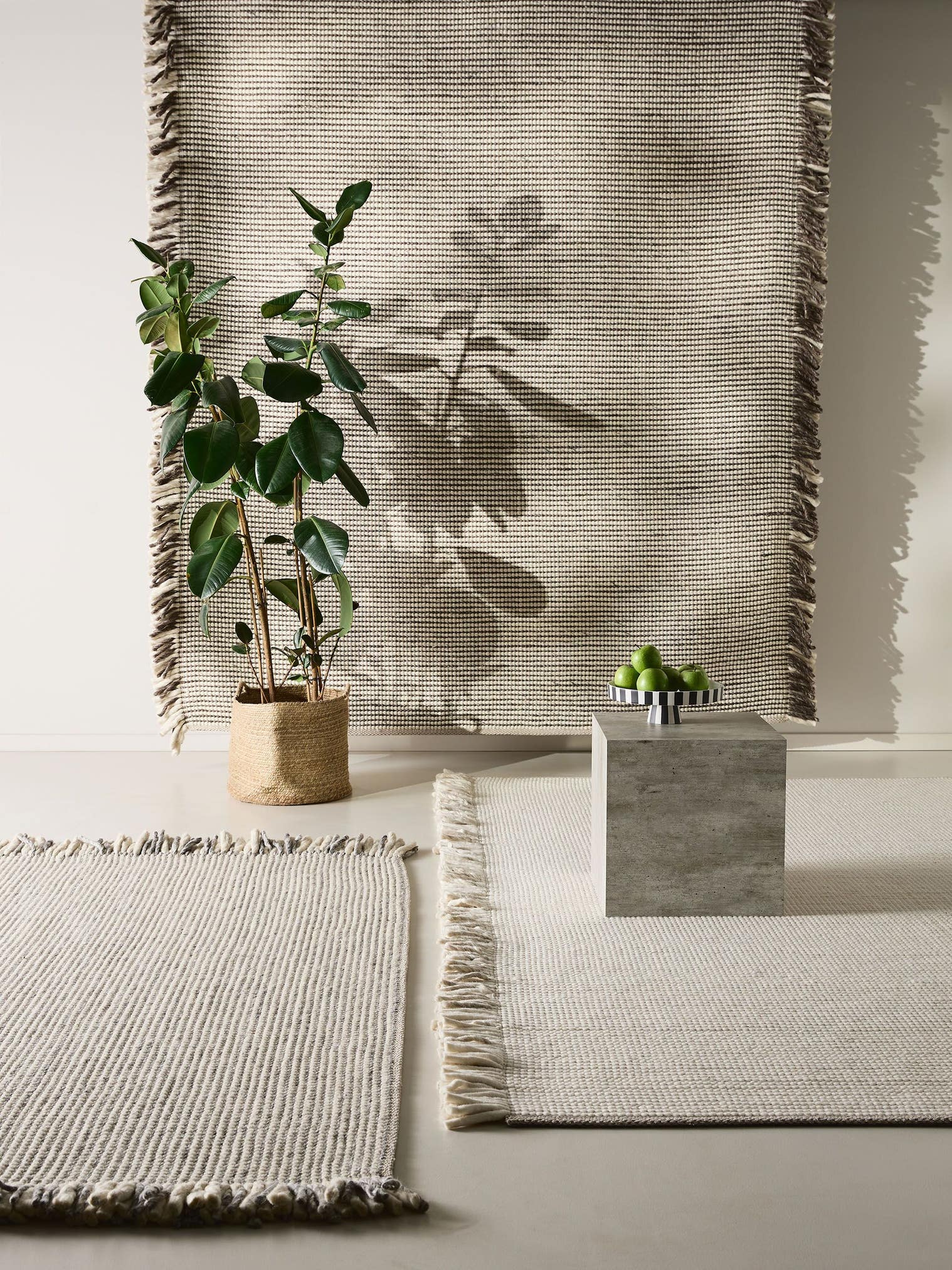 Alfombra de 60% Wool, 25% Polyester, 15% Viscose en Gris con un pelo de {{Placeholder_Pile Height}} de altura de benuta Pure