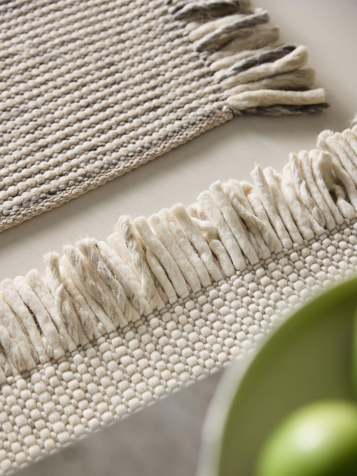 Alfombra de 60% Wool, 25% Polyester, 15% Viscose en Gris con un pelo de {{Placeholder_Pile Height}} de altura de benuta Pure
