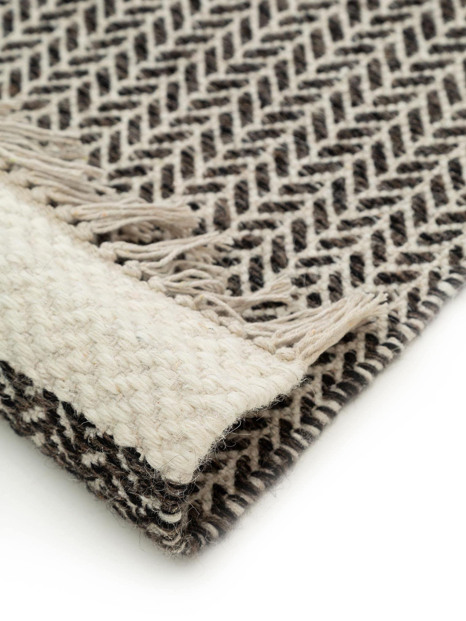 Rug made of 60% Wool, 40% Cotton in Black/White with a 1- 5 mm high pile by benuta Pure