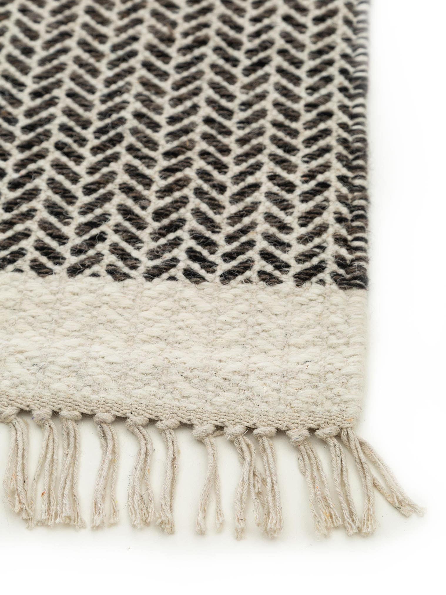 Rug made of 60% Wool, 40% Cotton in Black/White with a 1- 5 mm high pile by benuta Pure