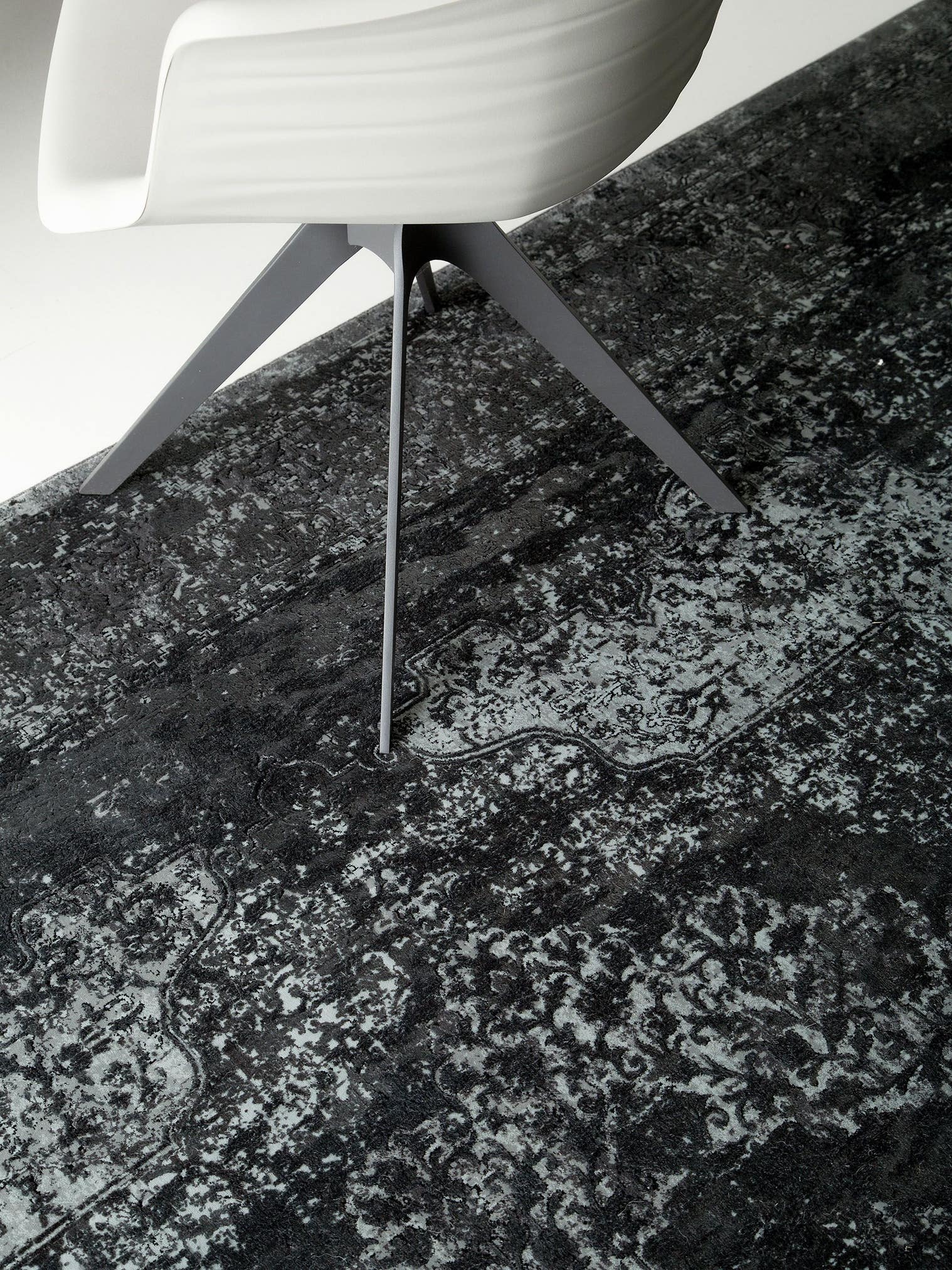Teppich aus 80% Viskose, 20% Polyacryl in Grau mit 6 bis 10 mm hohem Flor von benuta