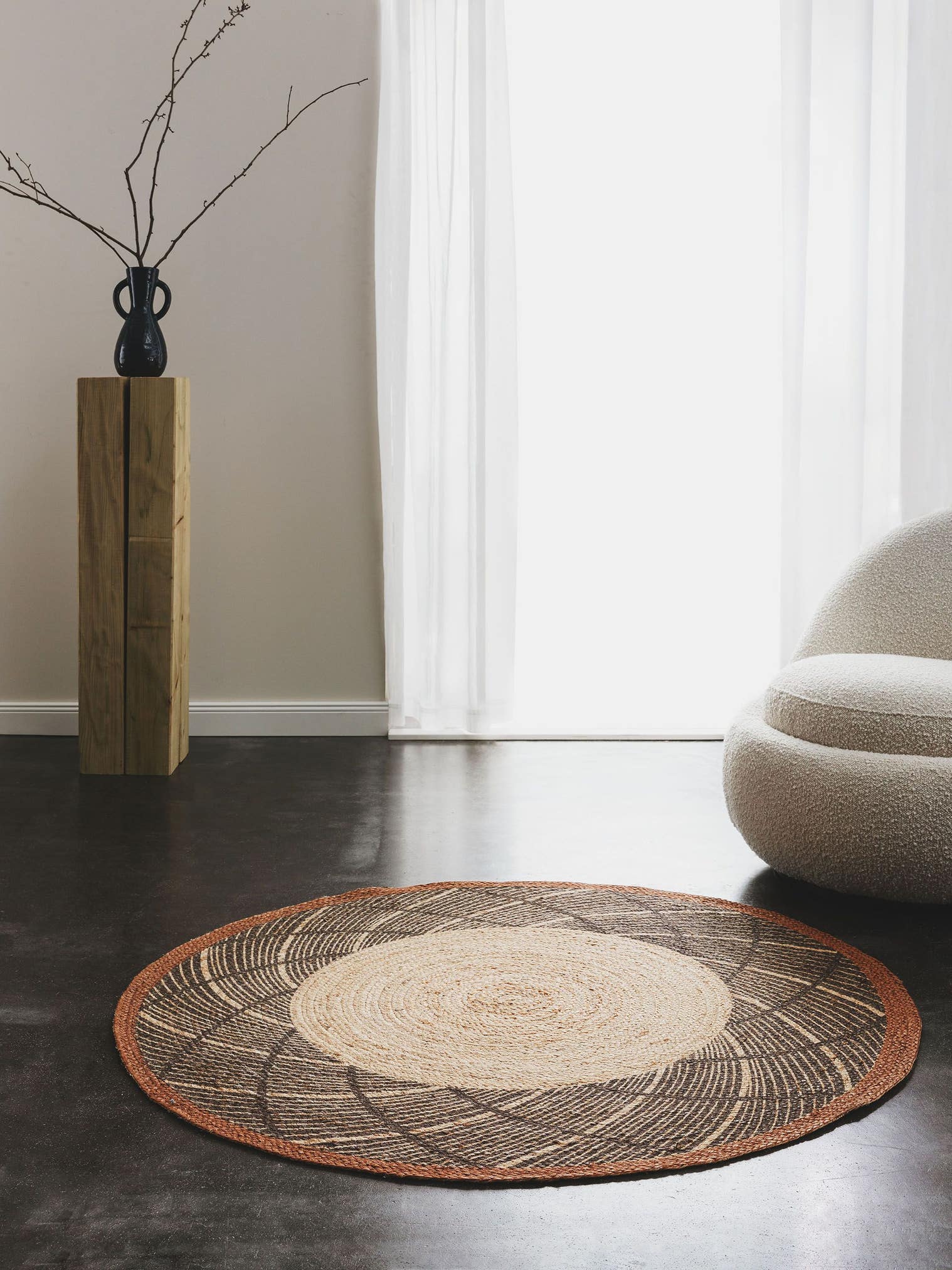 Matta av 100% Jute i Brun med 1- 5 mm hög lugg från benuta Pure