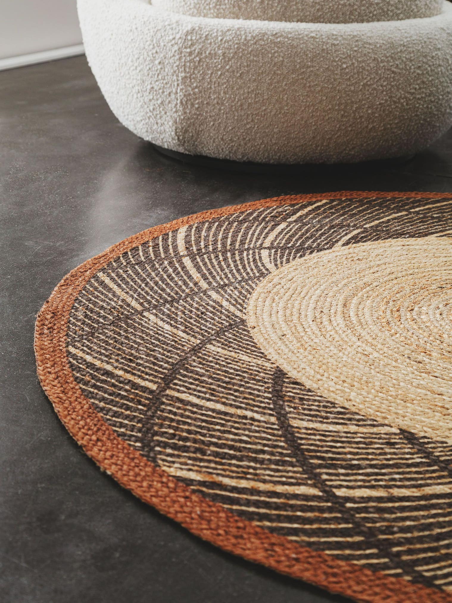 Matta av 100% Jute i Brun med 1- 5 mm hög lugg från benuta Pure