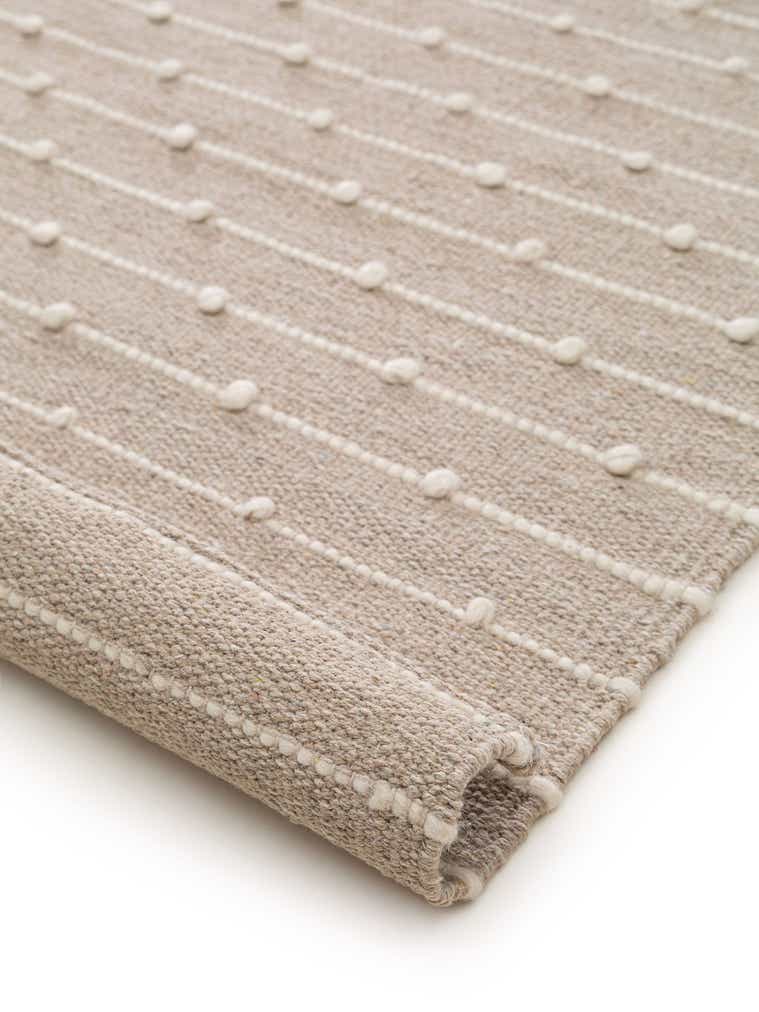 Teppich aus 80% Baumwolle, 20% Wolle in Beige mit bis 5 mm hohem Flor von Lytte