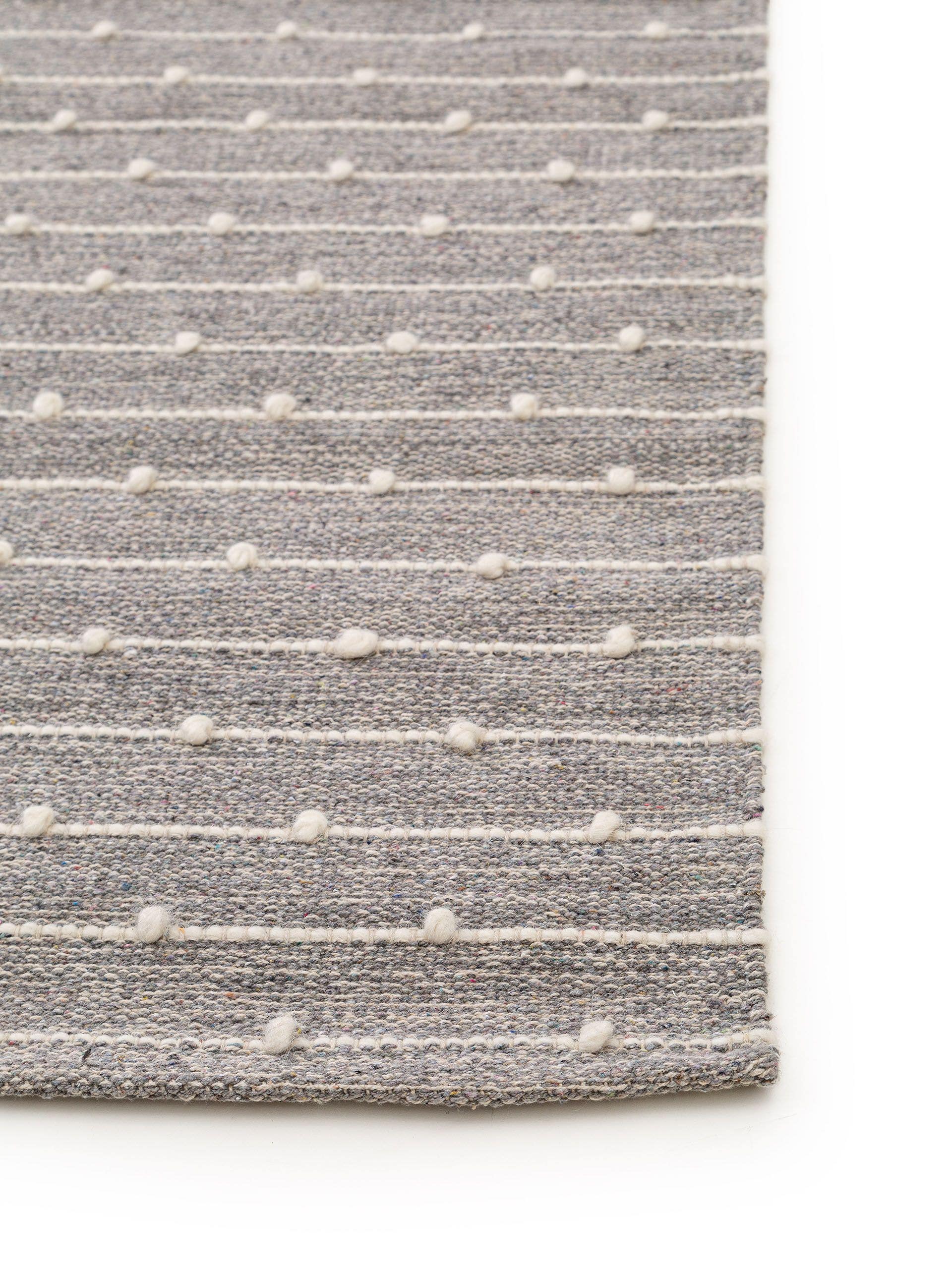 Dywan z 80% cotton, 20% wool w kolorze szary z włosiem 1- 5 mm wysokim od Lytte