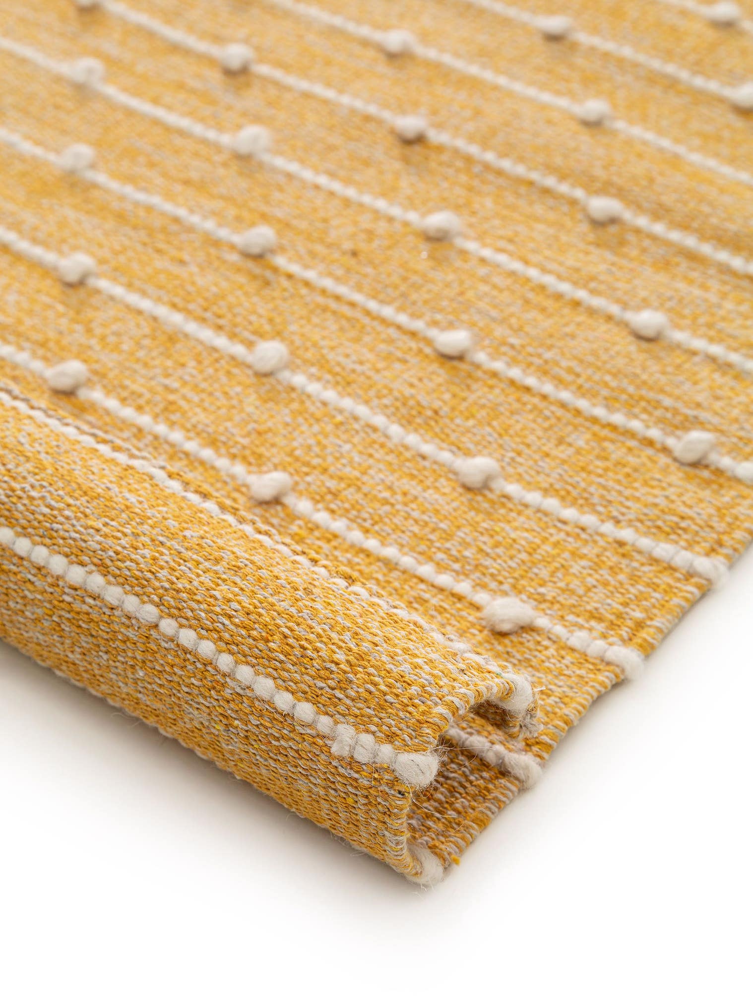 Tapijt van 80% cotton, 20% wool in Geel met een 1- 5 mm hoge pool van Lytte