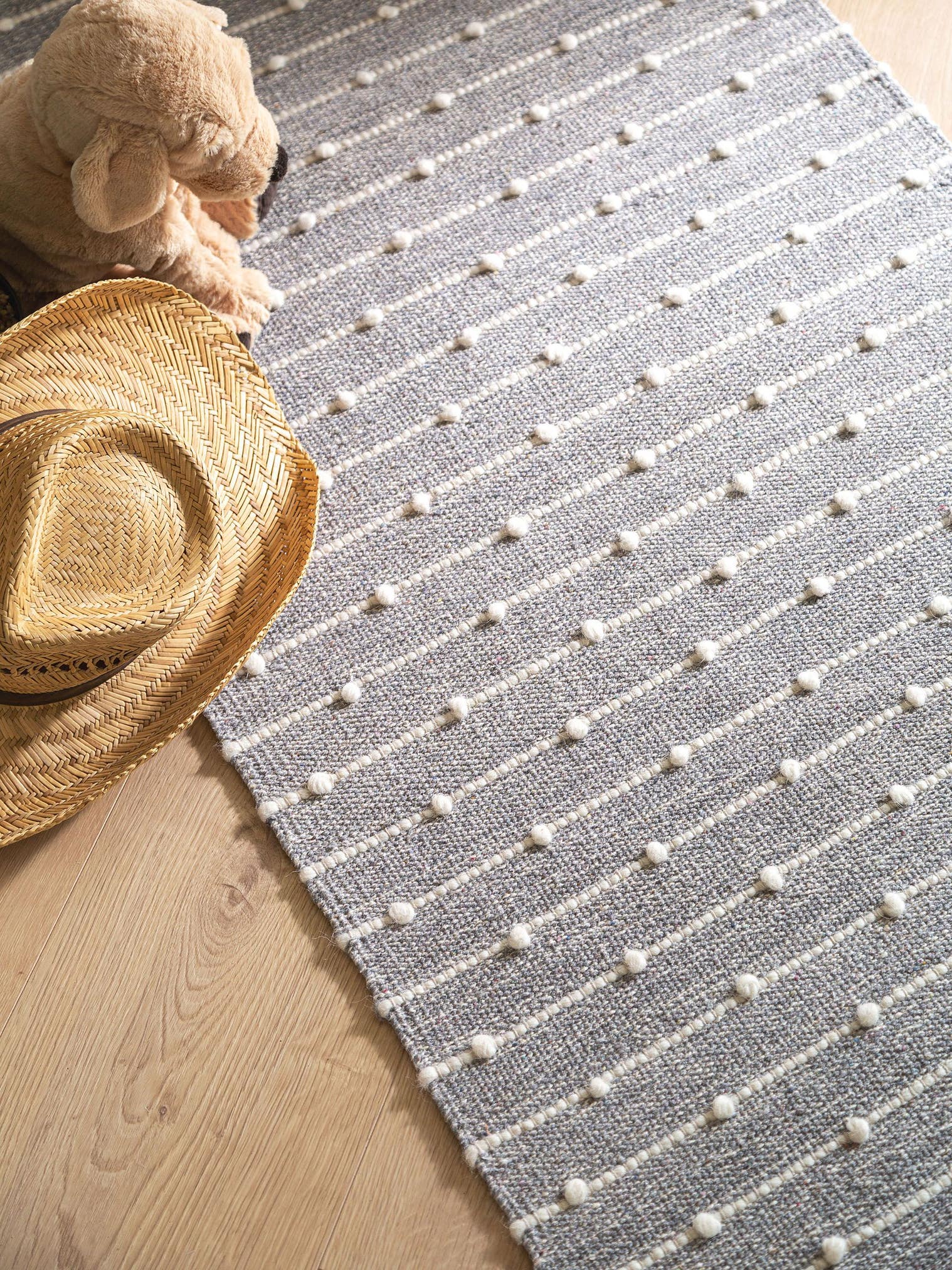 Teppich aus 80% Baumwolle, 20% Wolle in Grau mit bis 5 mm hohem Flor von Lytte