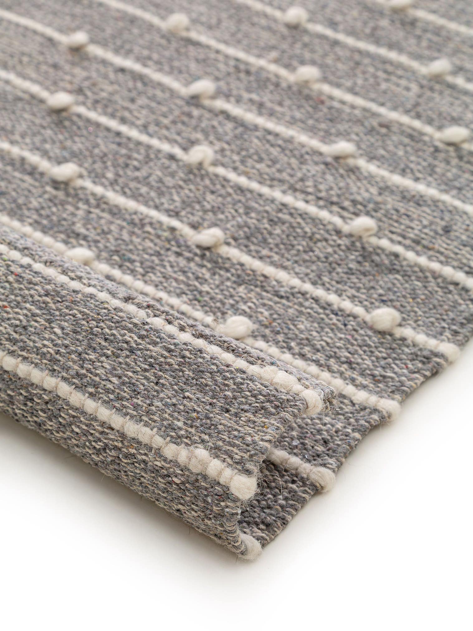 Teppich aus 80% Baumwolle, 20% Wolle in Grau mit bis 5 mm hohem Flor von Lytte