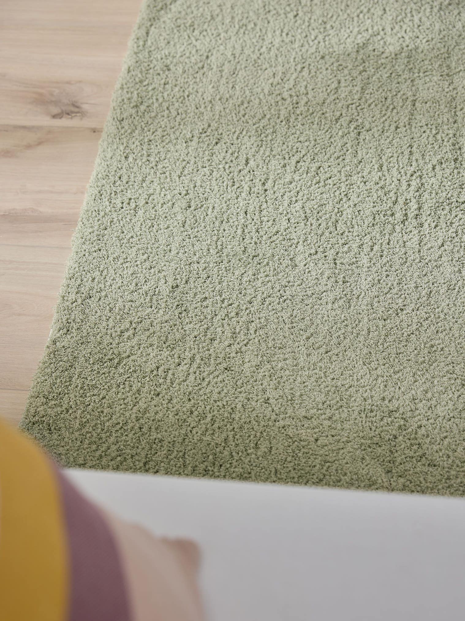 Matta av 100% Polyester (microfiber) i Grön med 21 - 30 mm hög lugg från benuta Nest
