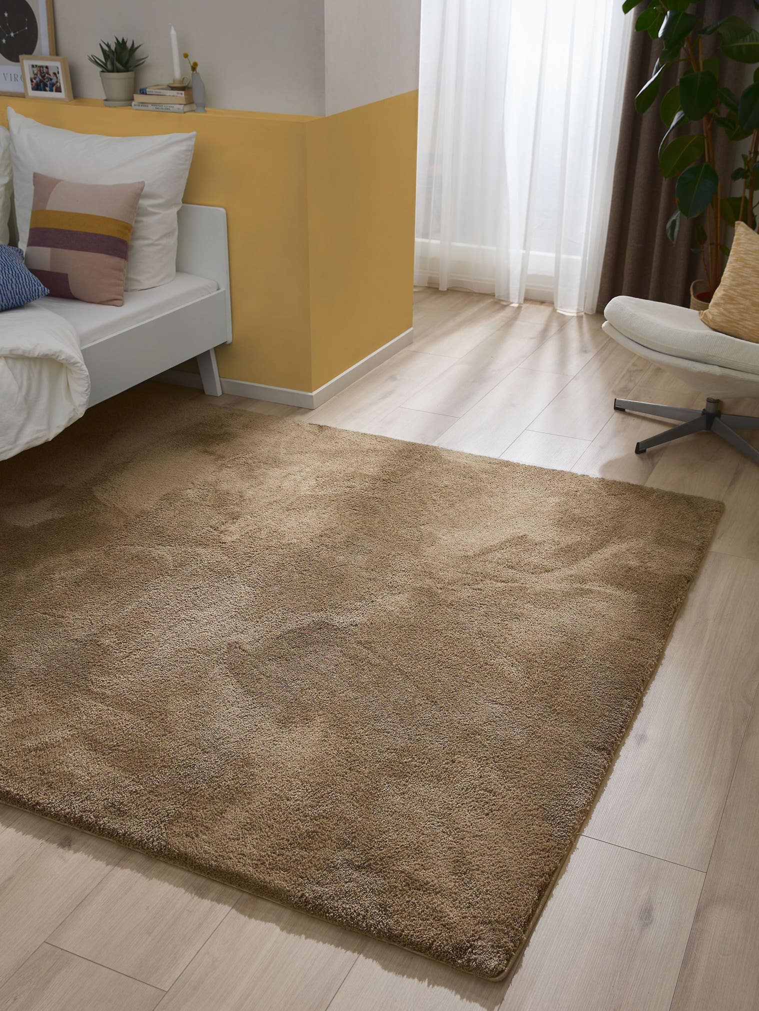 Teppich aus 100% Polyester (Mikrofaser) in Beige mit 21 bis 30 mm hohem Flor von benuta Nest