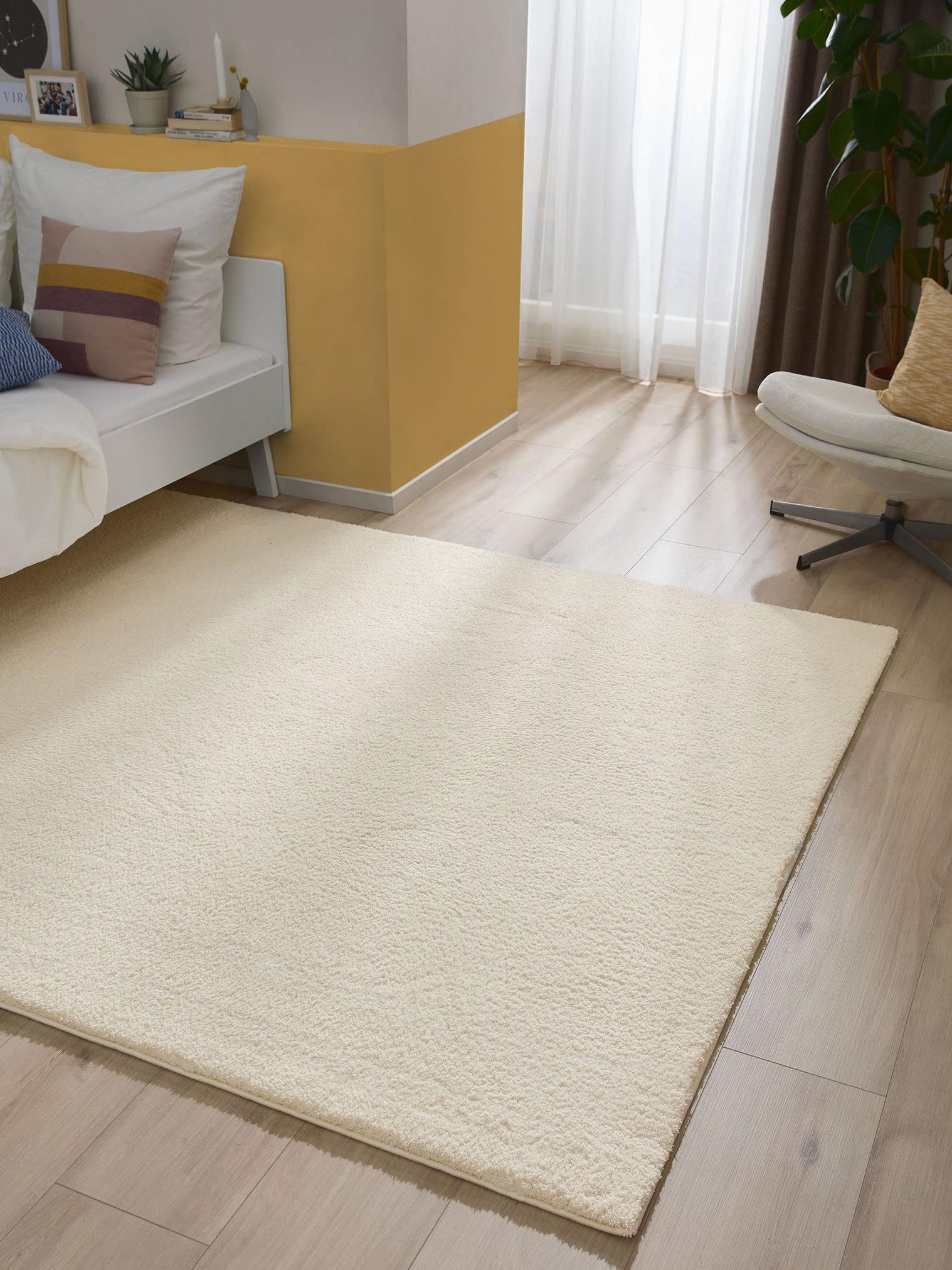 Teppich aus 100% Polyester (Mikrofaser) in Weiß mit 21 bis 30 mm hohem Flor von benuta Nest