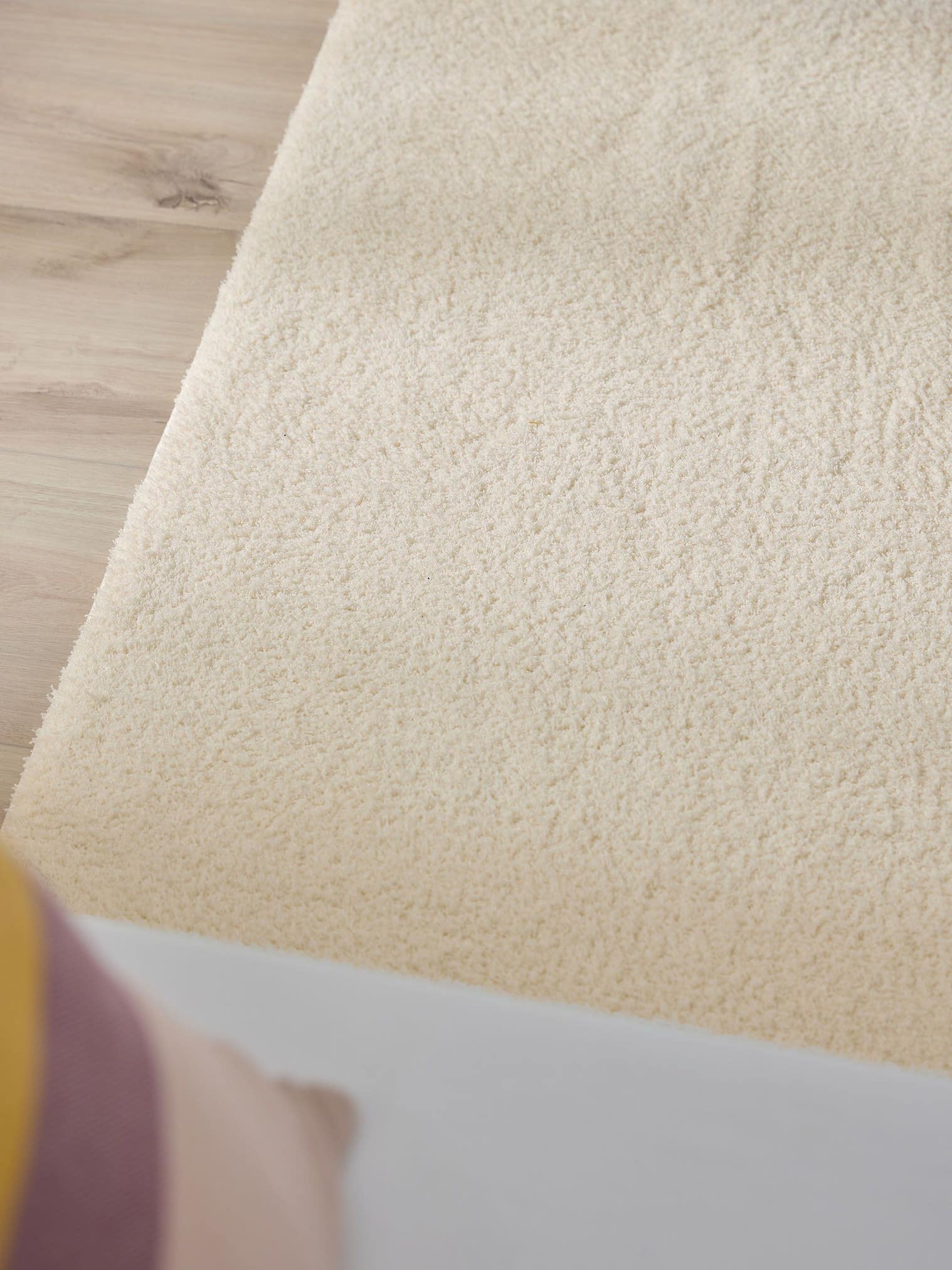 Teppich aus 100% Polyester (Mikrofaser) in Weiß mit 21 bis 30 mm hohem Flor von benuta Nest
