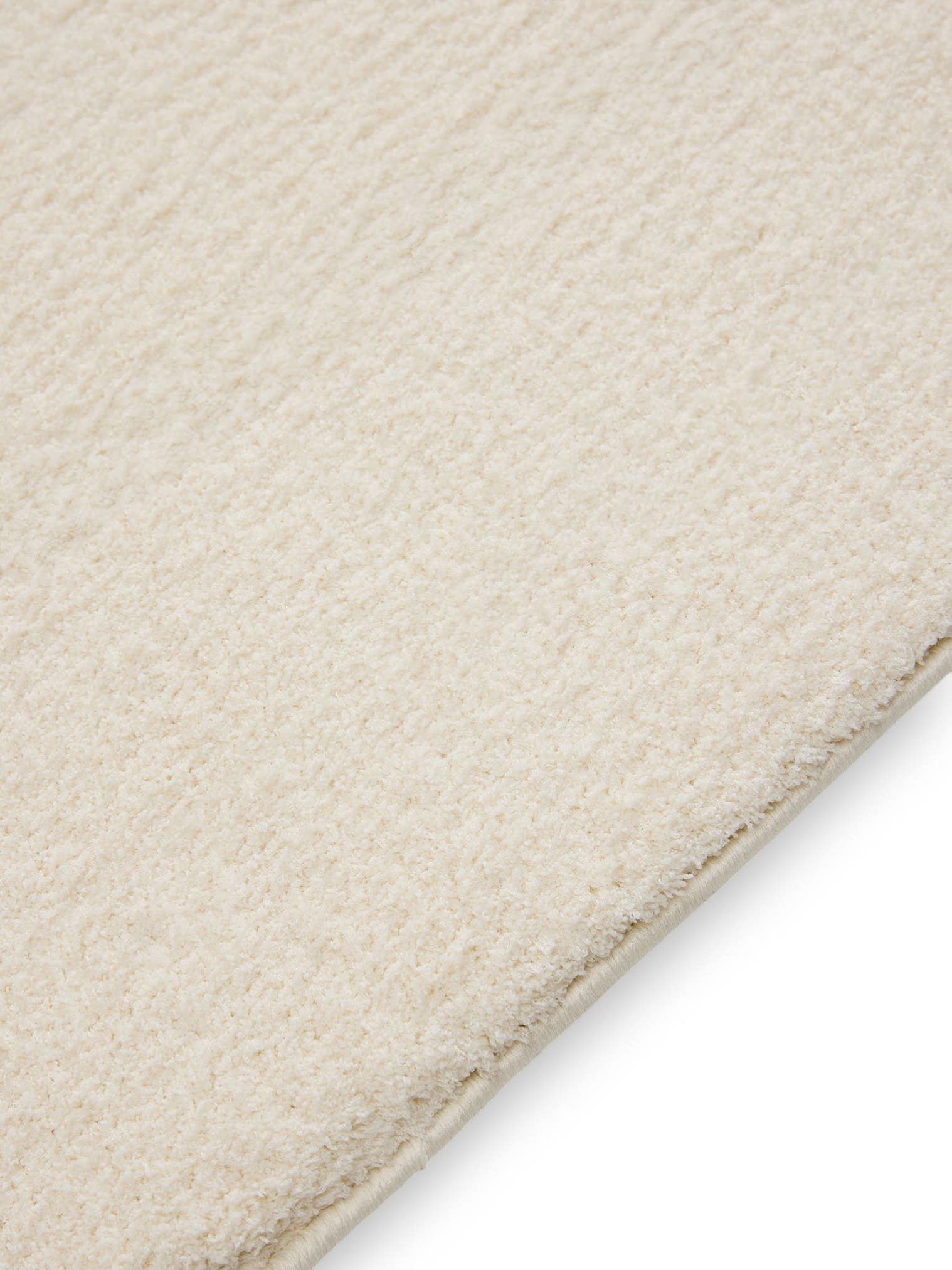 Teppich aus 100% Polyester (Mikrofaser) in Weiß mit 21 bis 30 mm hohem Flor von benuta Nest