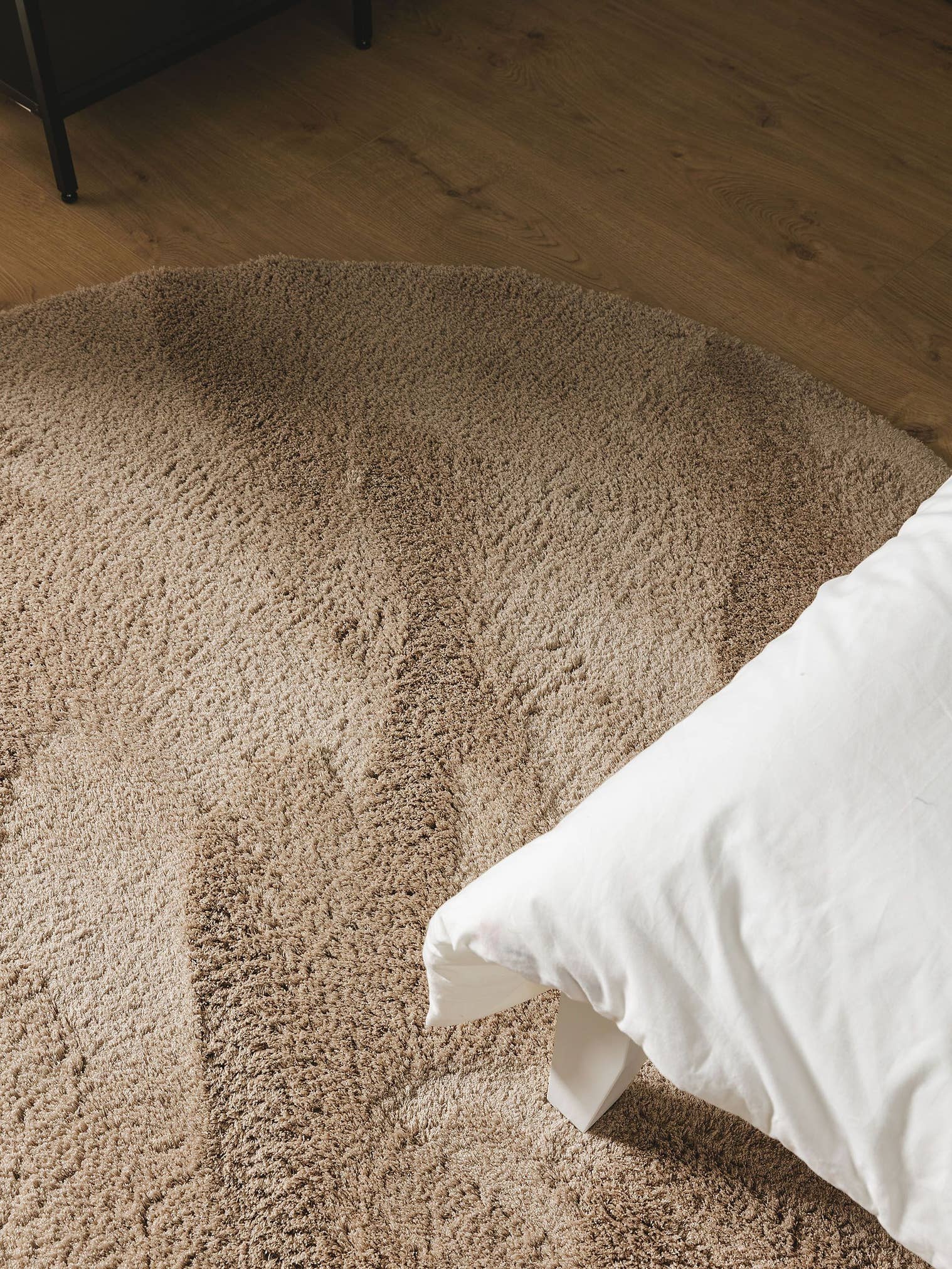 Teppich aus 100% Polyester (Mikrofaser) in Beige mit 21 bis 30 mm hohem Flor von benuta Nest