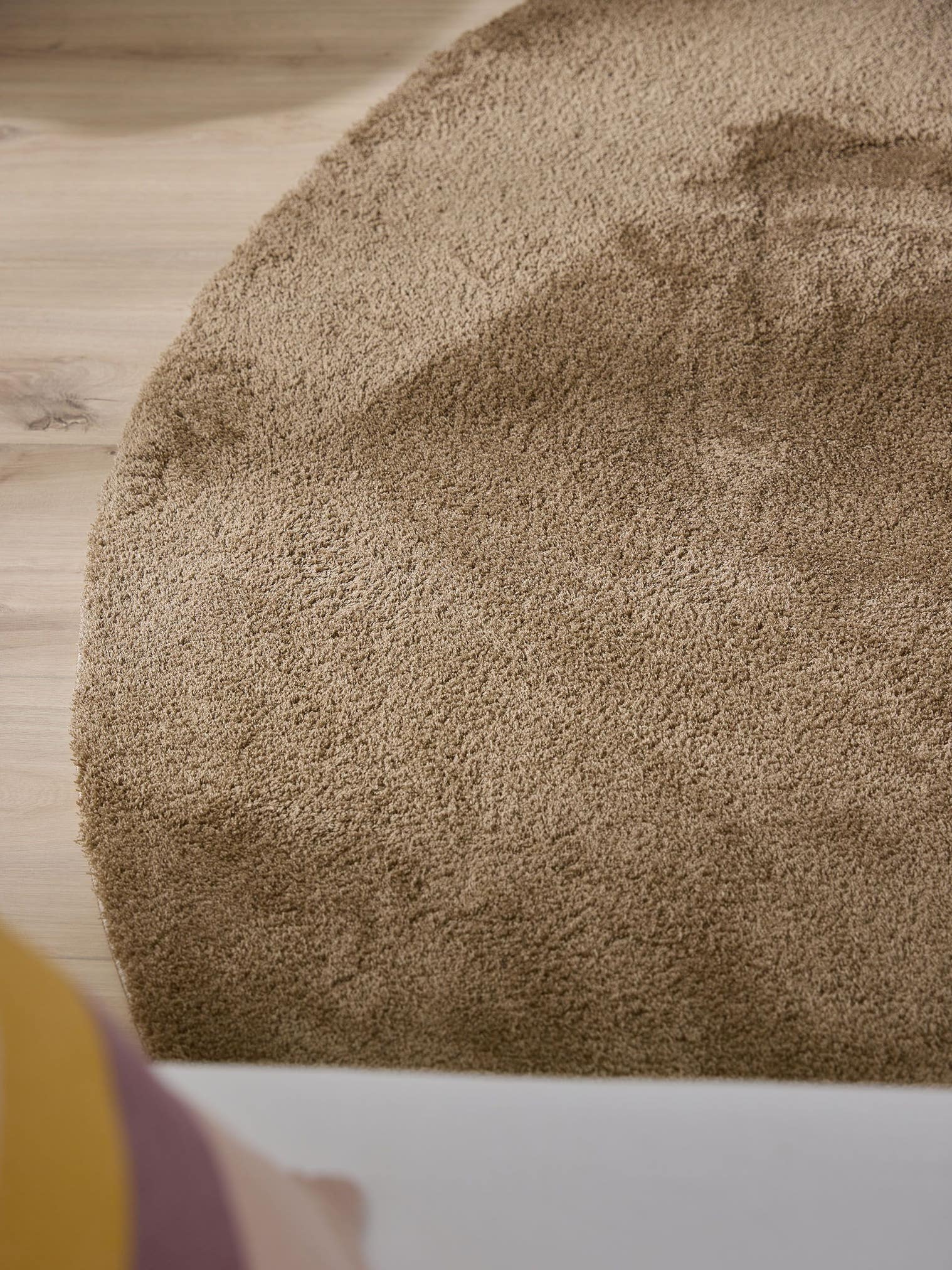 Teppich aus 100% Polyester (Mikrofaser) in Beige mit 21 bis 30 mm hohem Flor von benuta Nest