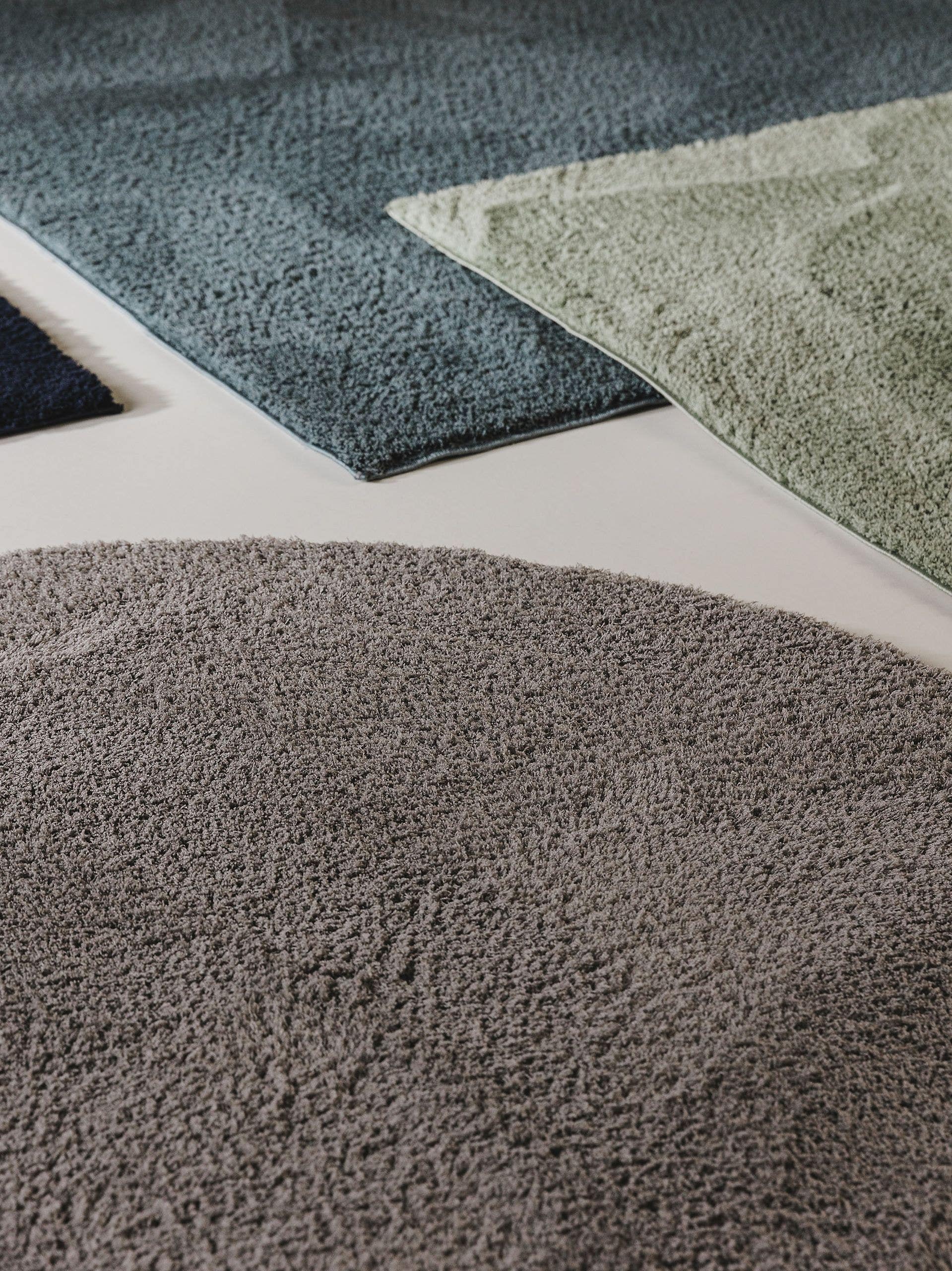Rug made of 100% Polyester (Microfiber) in Grey with a 21 - 30 mm high pile by benuta Nest