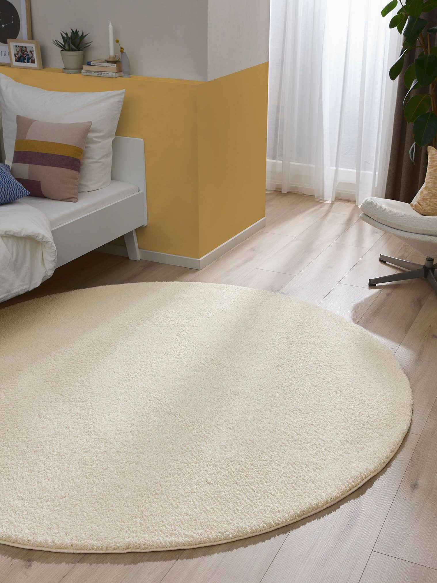 Tapijt van 100% Polyester (microfiber) in Wit met een 21 - 30 mm hoge pool van benuta Nest