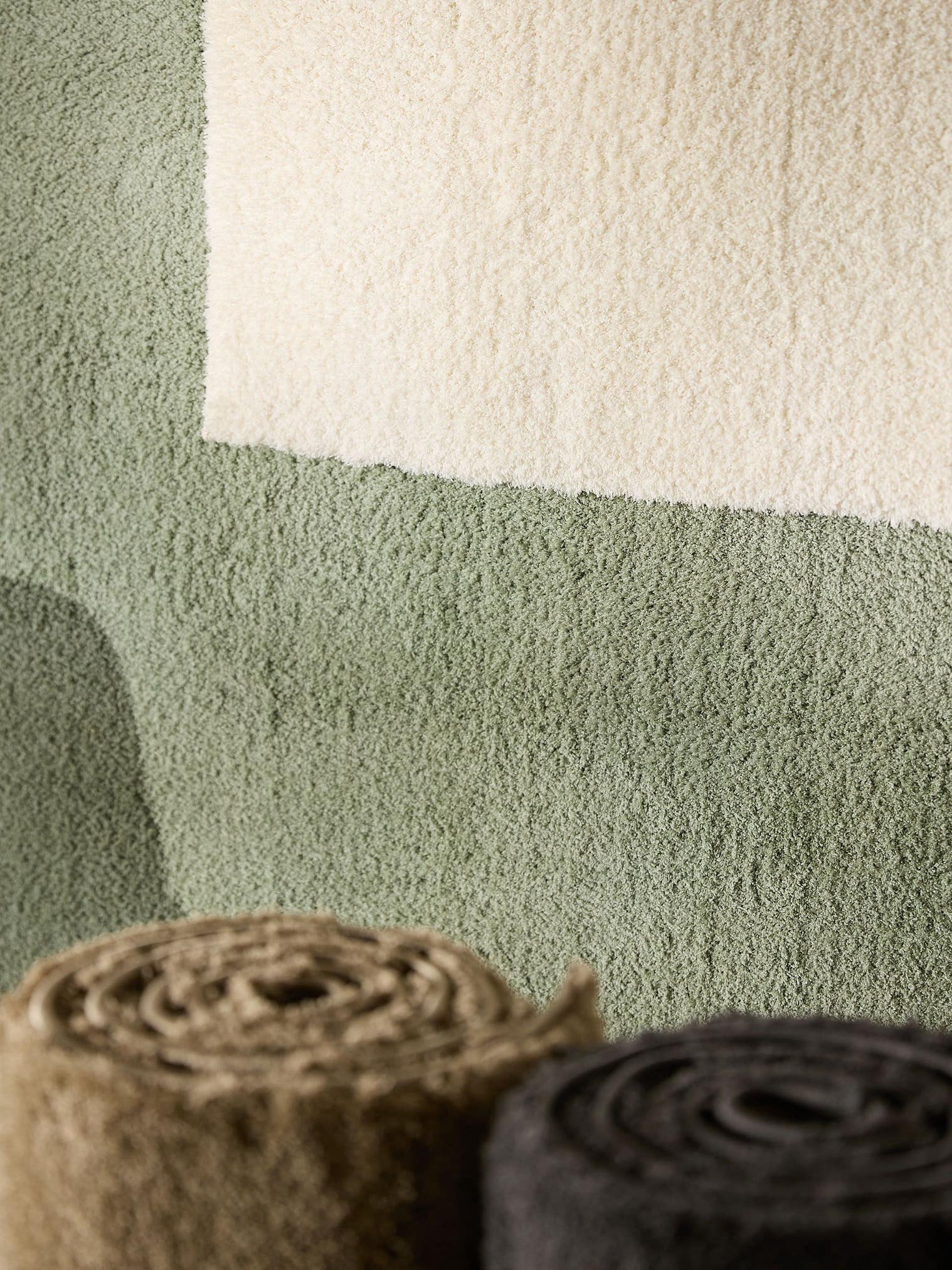 Teppich aus 100% Polyester (Mikrofaser) in Weiß mit 21 bis 30 mm hohem Flor von benuta Nest