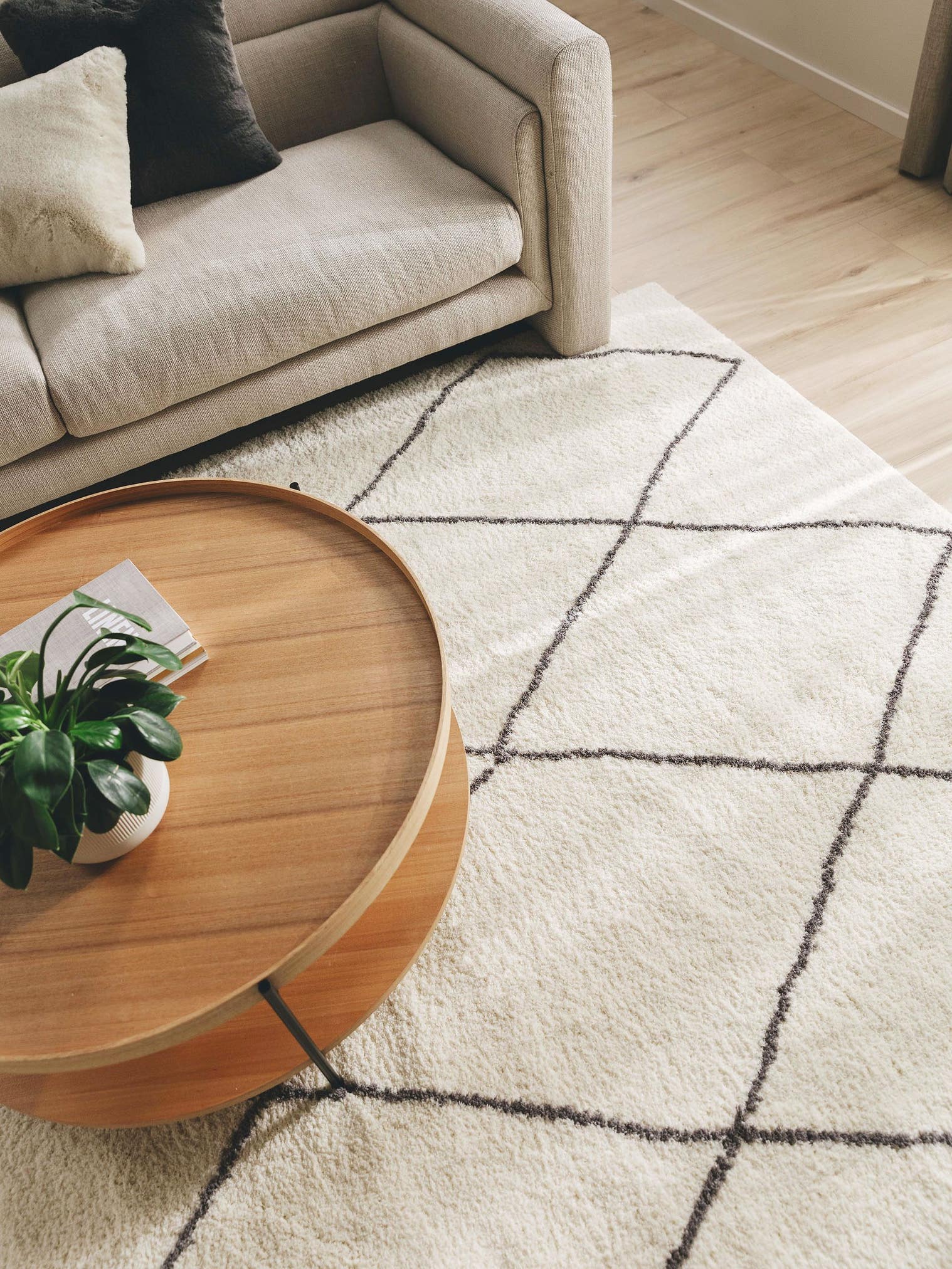 Teppich aus 100% Polyester (Mikrofaser) in Beige mit 21 bis 30 mm hohem Flor von benuta Nest