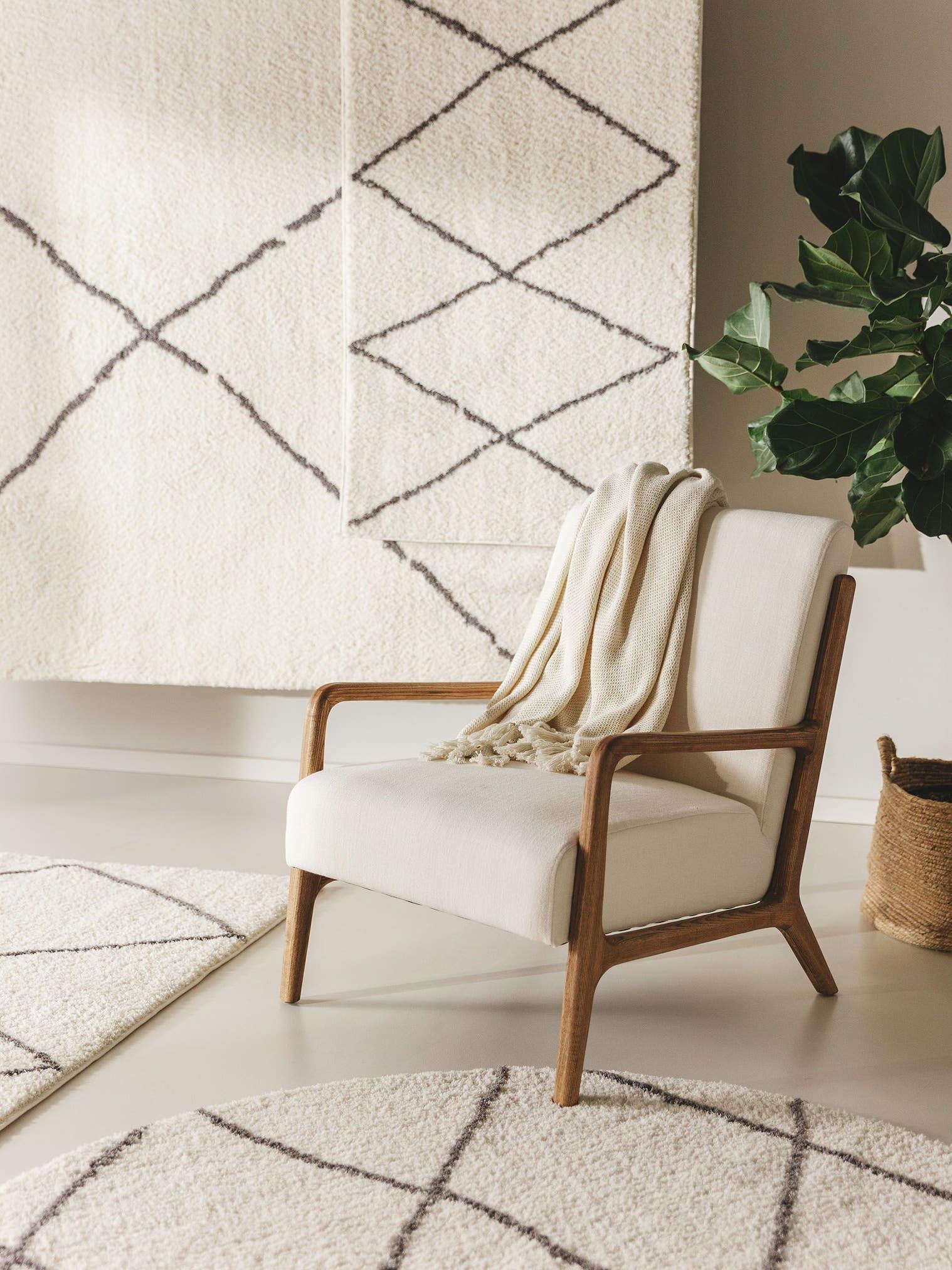 Teppich aus 100% Polyester (Mikrofaser) in Beige mit 21 bis 30 mm hohem Flor von benuta Nest