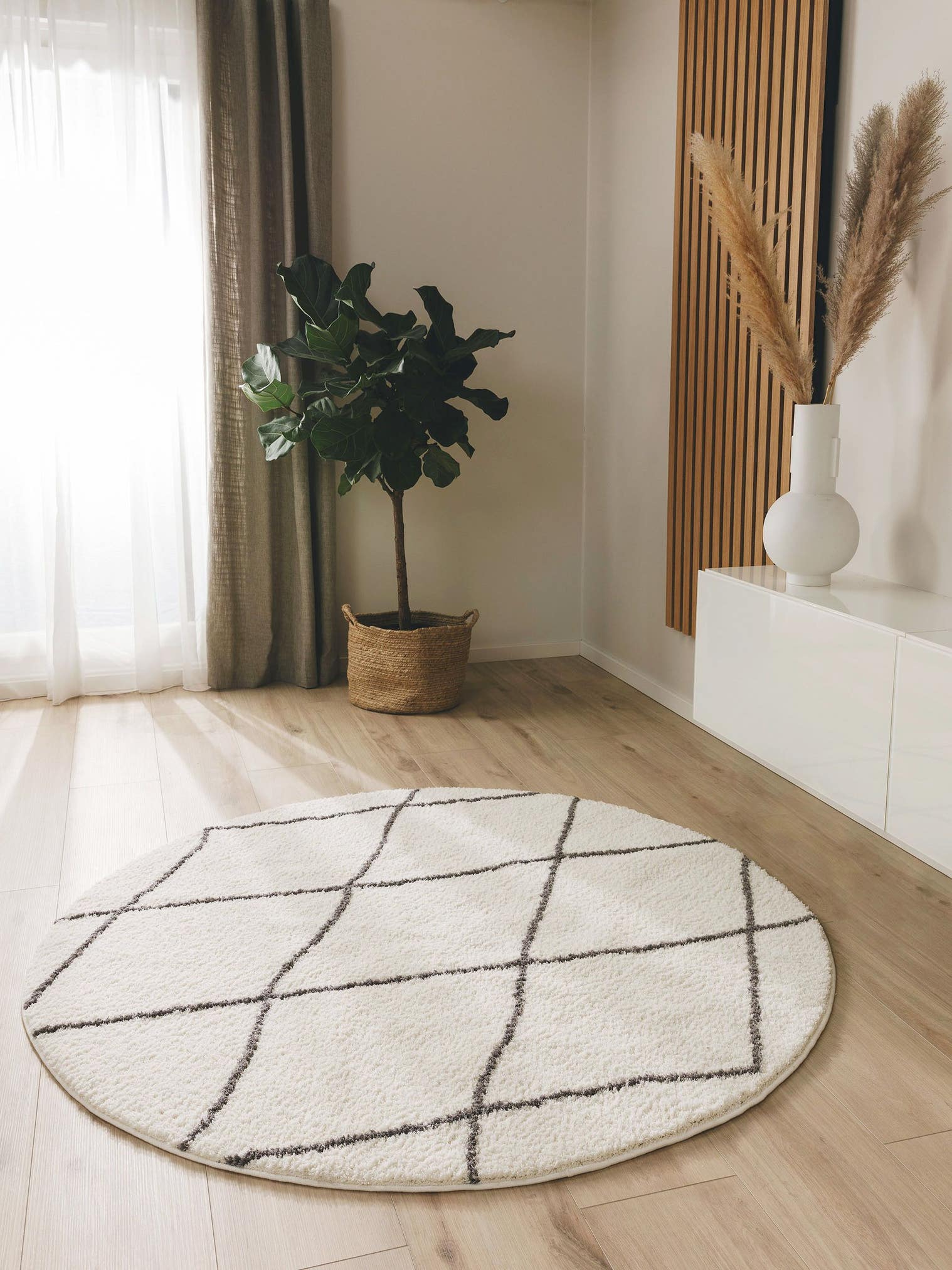Teppich aus 100% Polyester (Mikrofaser) in Beige mit 21 bis 30 mm hohem Flor von benuta Nest