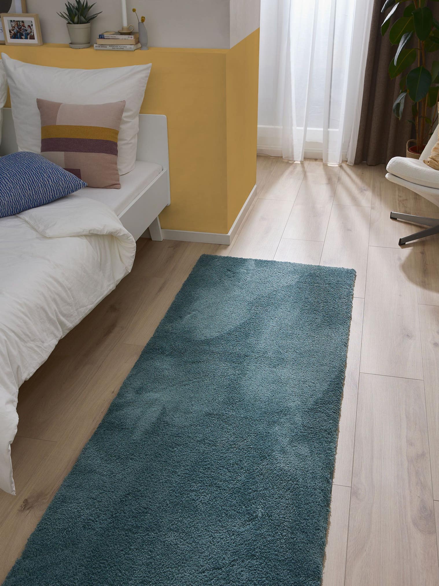 Rug made of 100% Polyester (Microfiber) in Blue with a 21 - 30 mm high pile by benuta Nest