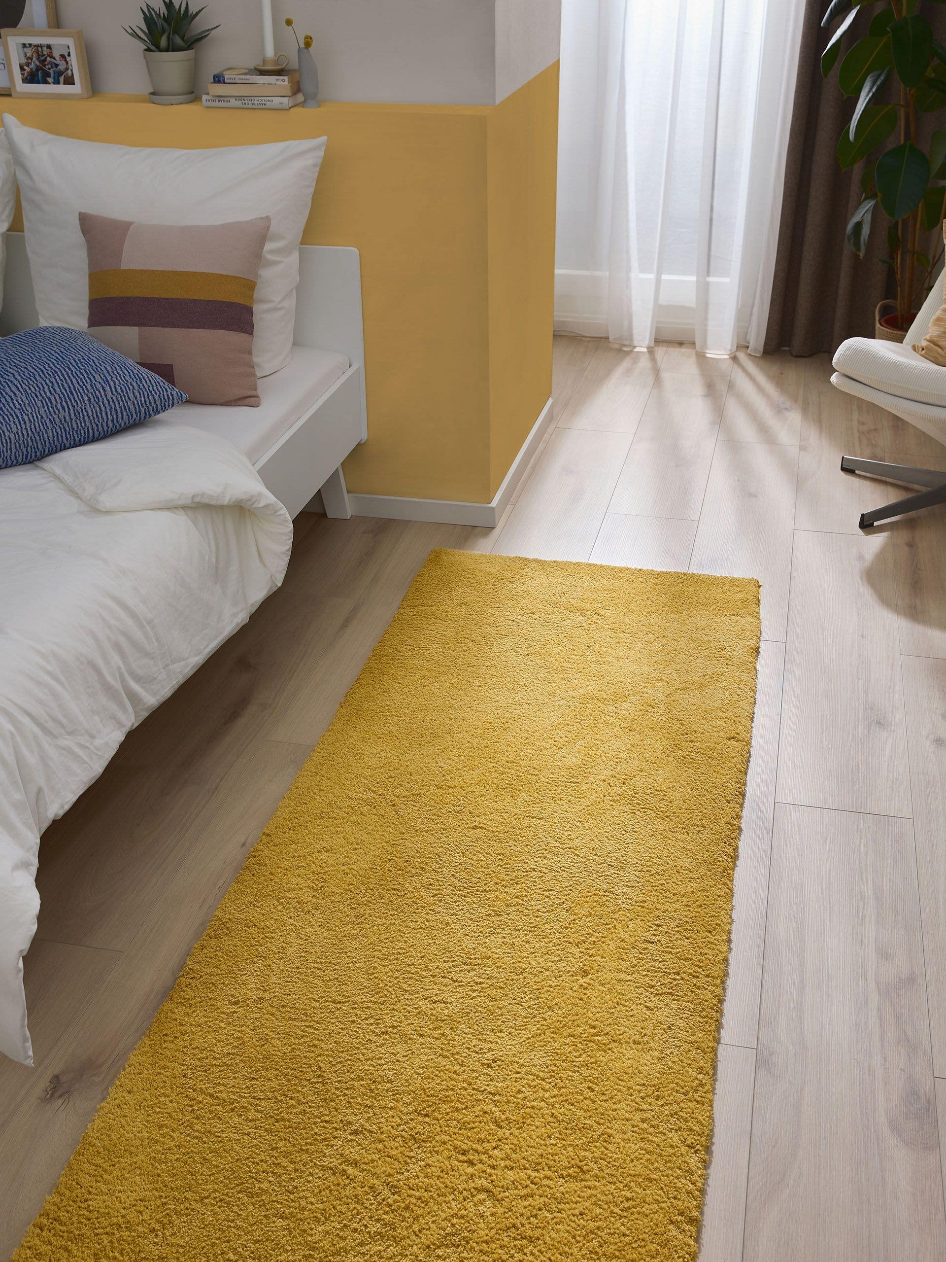 Matta av 100% Polyester i Gul med 31 - 40 mm hög lugg från benuta Nest