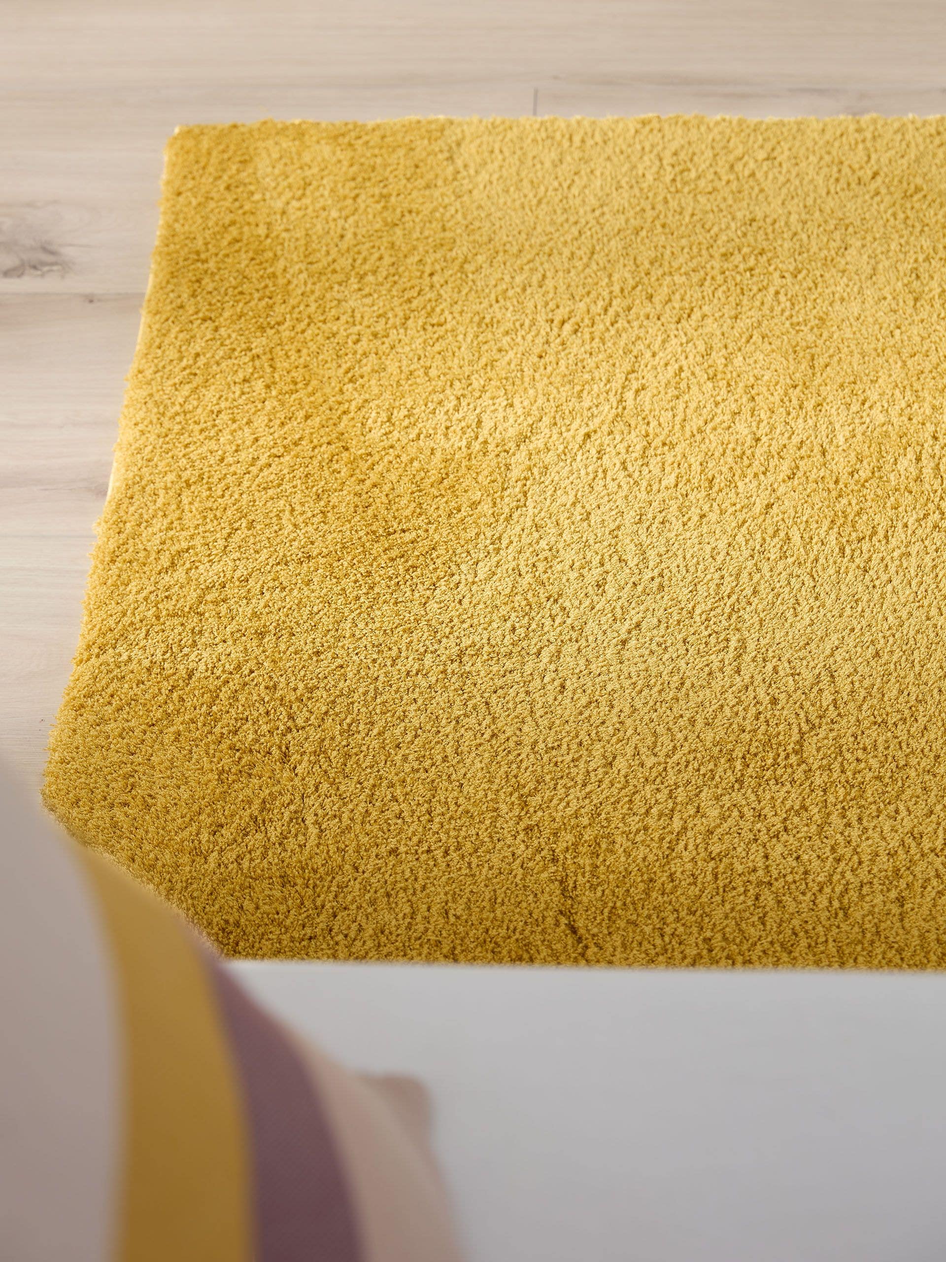 Matta av 100% Polyester i Gul med 31 - 40 mm hög lugg från benuta Nest