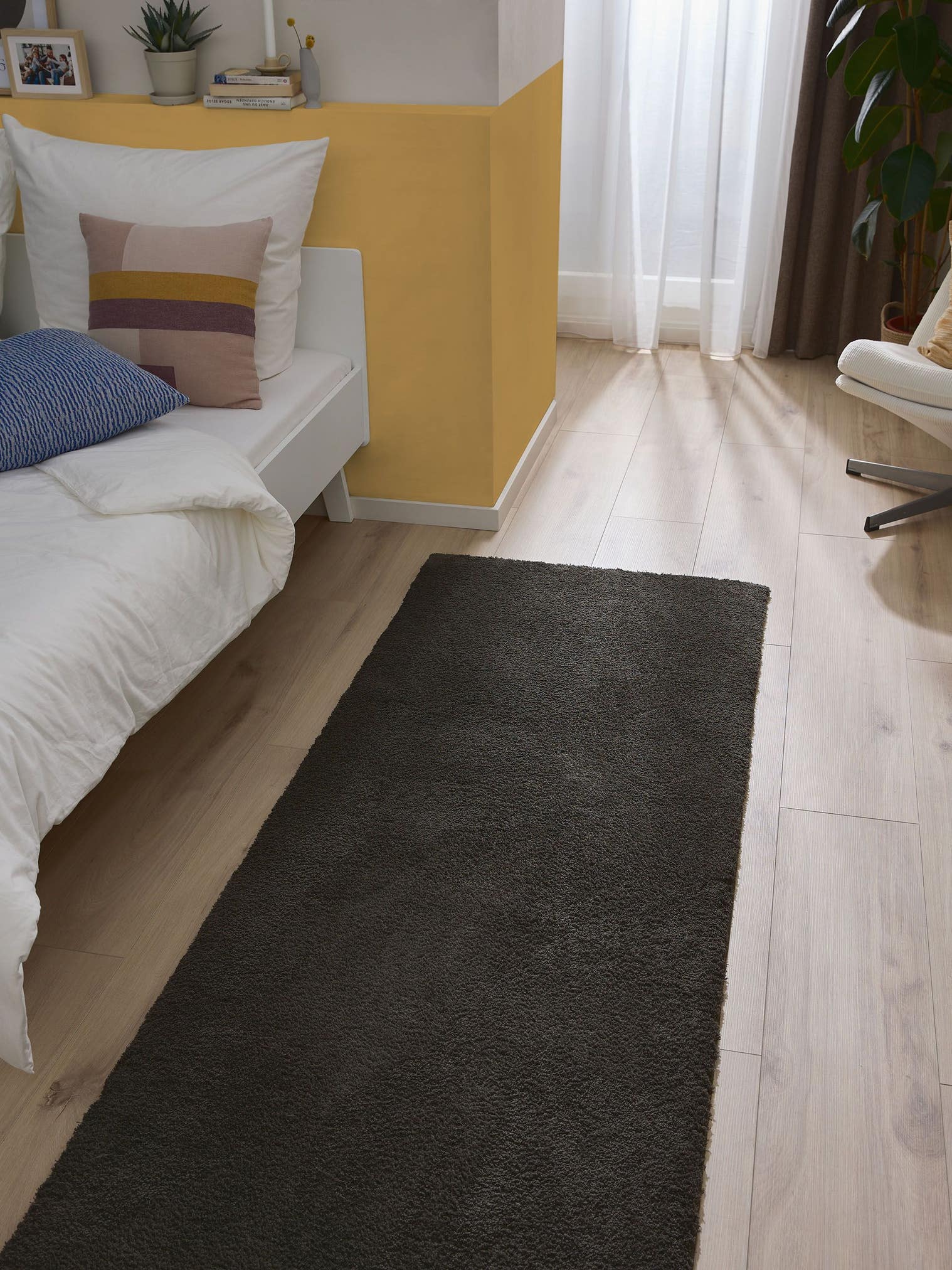 Rug made of 100% Polyester in Black with a 31 - 40 mm high pile by benuta Nest