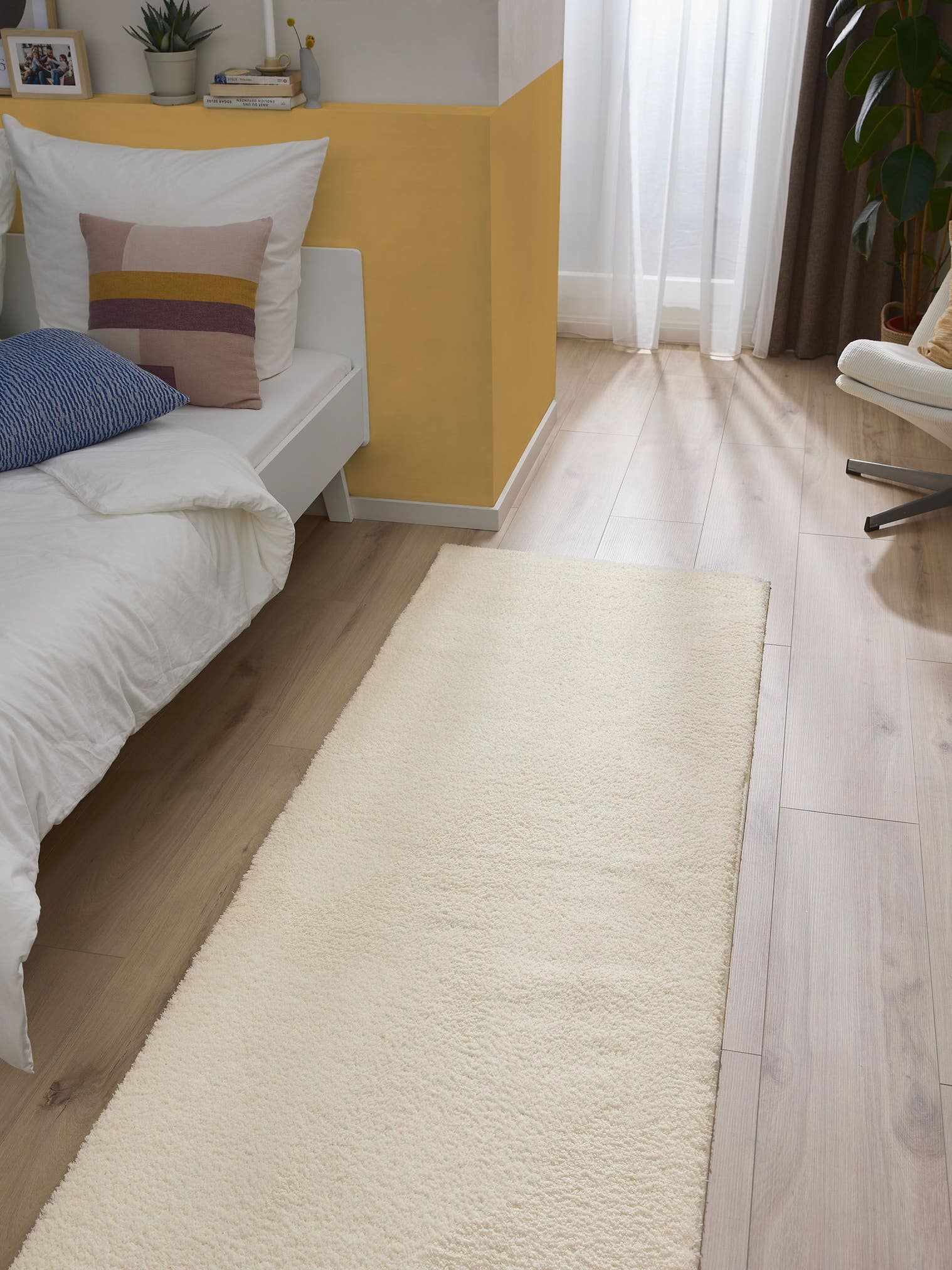 Teppich aus 100% Polyester (Mikrofaser) in Weiß mit 21 bis 30 mm hohem Flor von benuta Nest