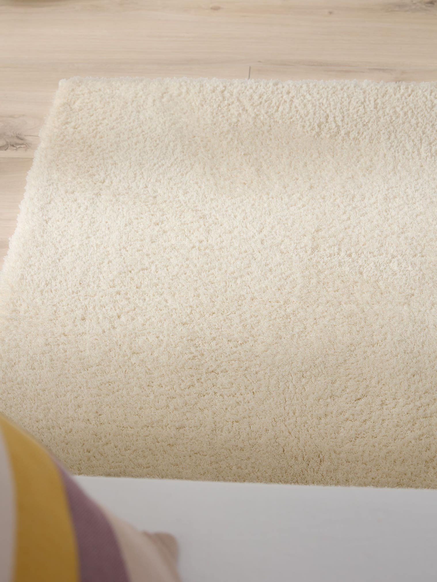 Teppich aus 100% Polyester (Mikrofaser) in Weiß mit 21 bis 30 mm hohem Flor von benuta Nest