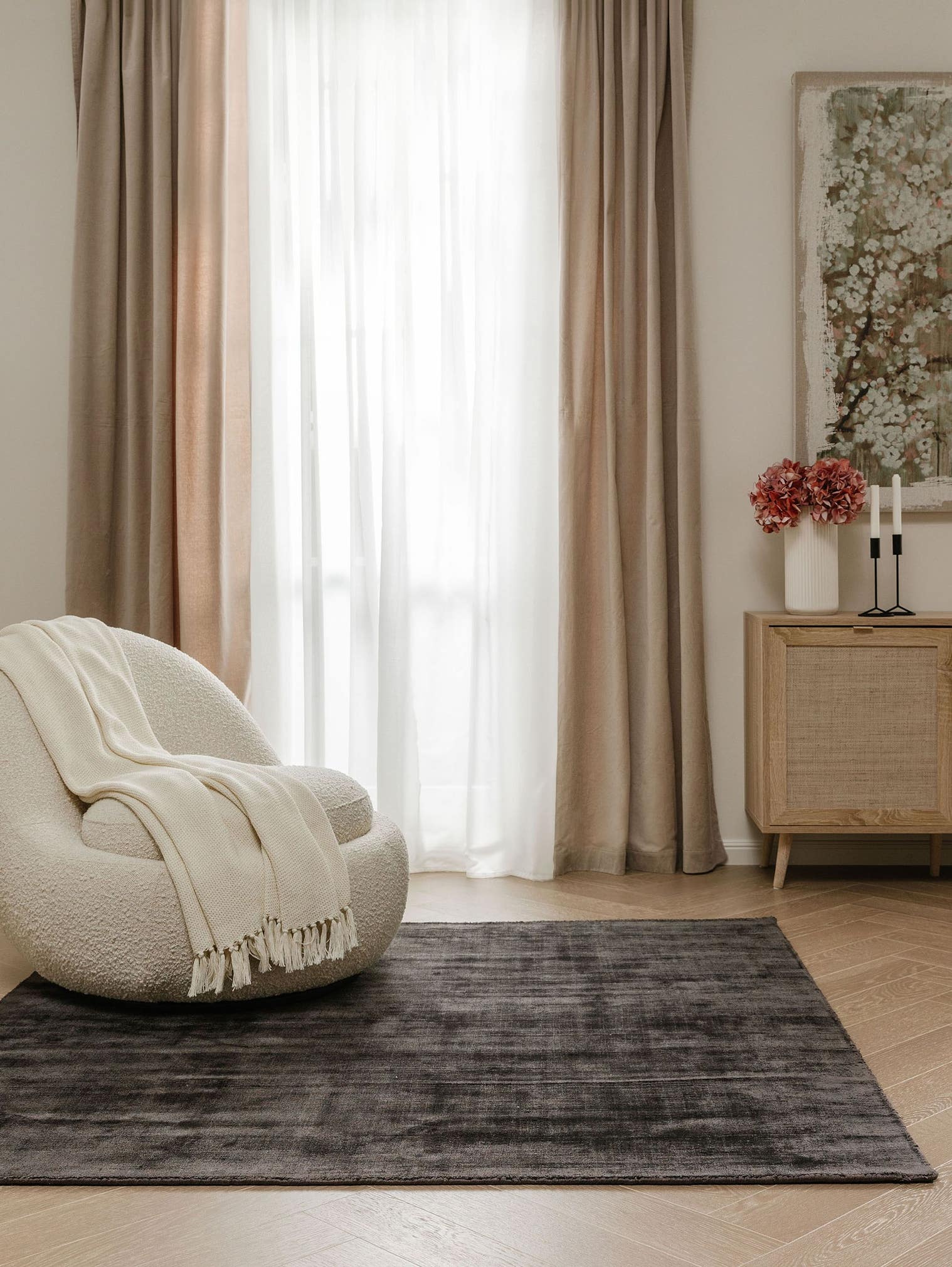 Tapijt van 100% Viscose in Grijs met een 6 - 10 mm hoge pool van benuta Pure