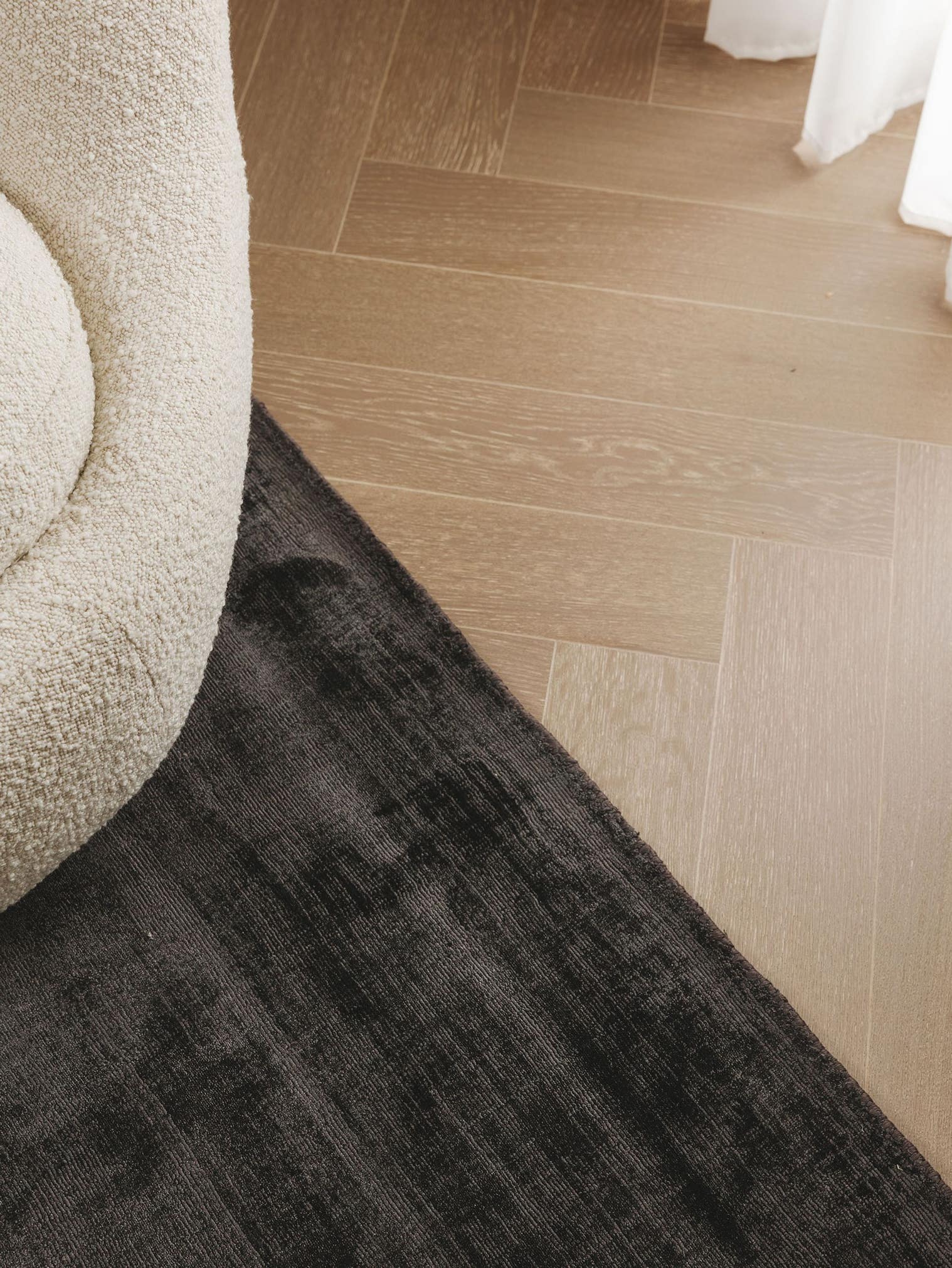 Tapijt van 100% Viscose in Grijs met een 6 - 10 mm hoge pool van benuta Pure