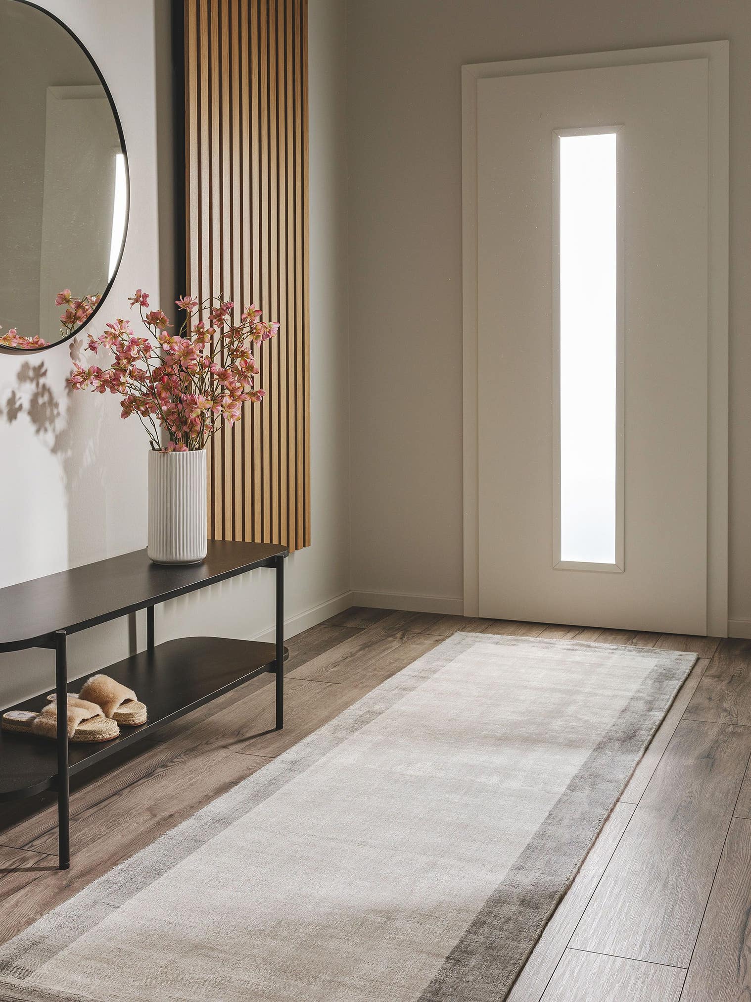 Teppich aus 100% Viskose in Grau mit 6 bis 10 mm hohem Flor von benuta Pure