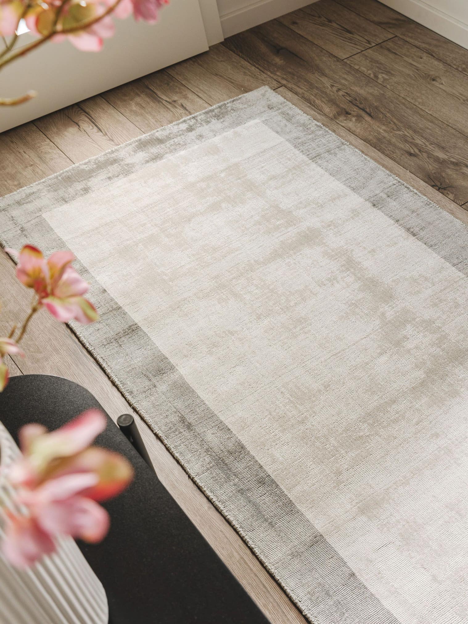 Teppich aus 100% Viskose in Grau mit 6 bis 10 mm hohem Flor von benuta Pure