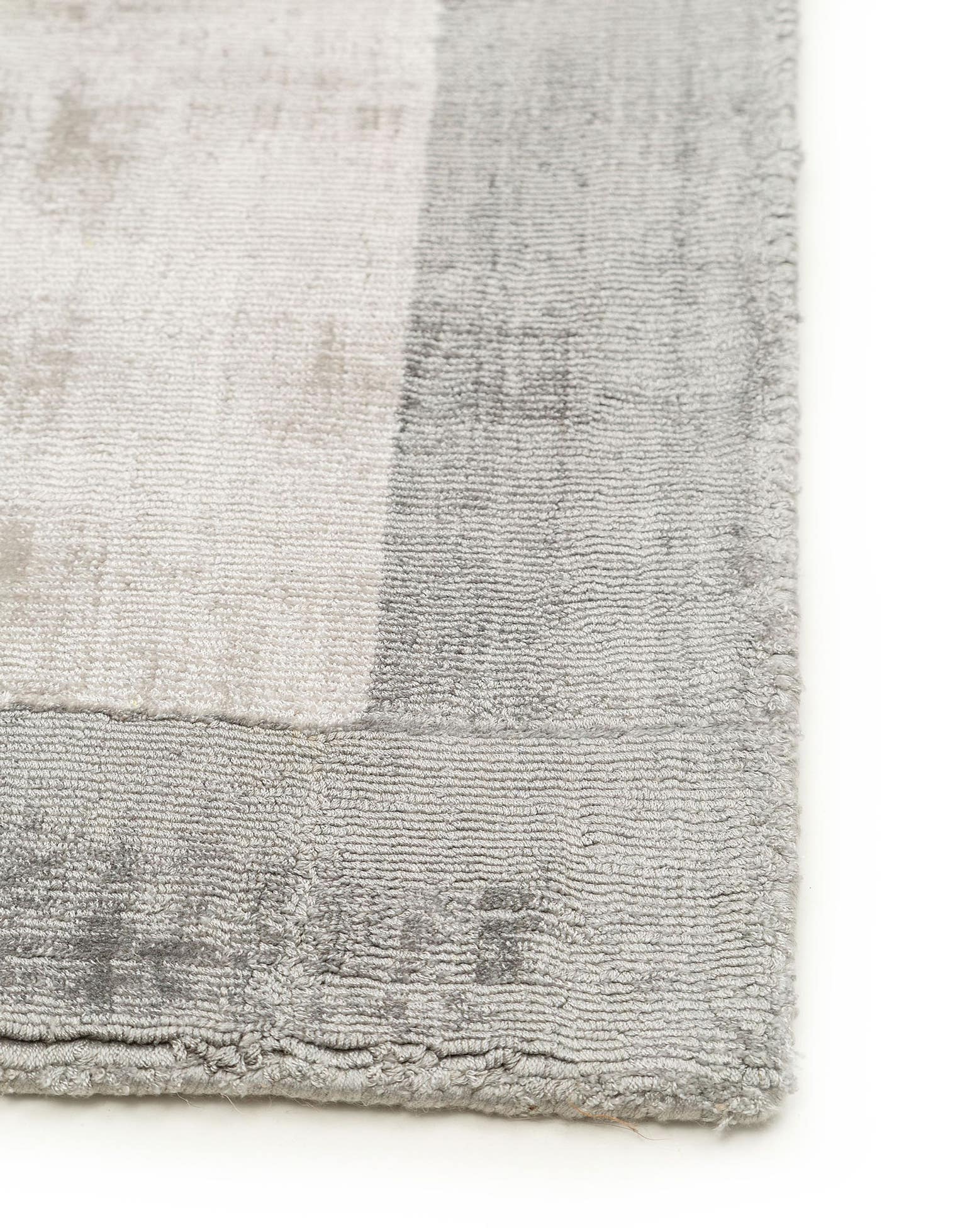 Teppich aus 100% Viskose in Grau mit 6 bis 10 mm hohem Flor von benuta Pure