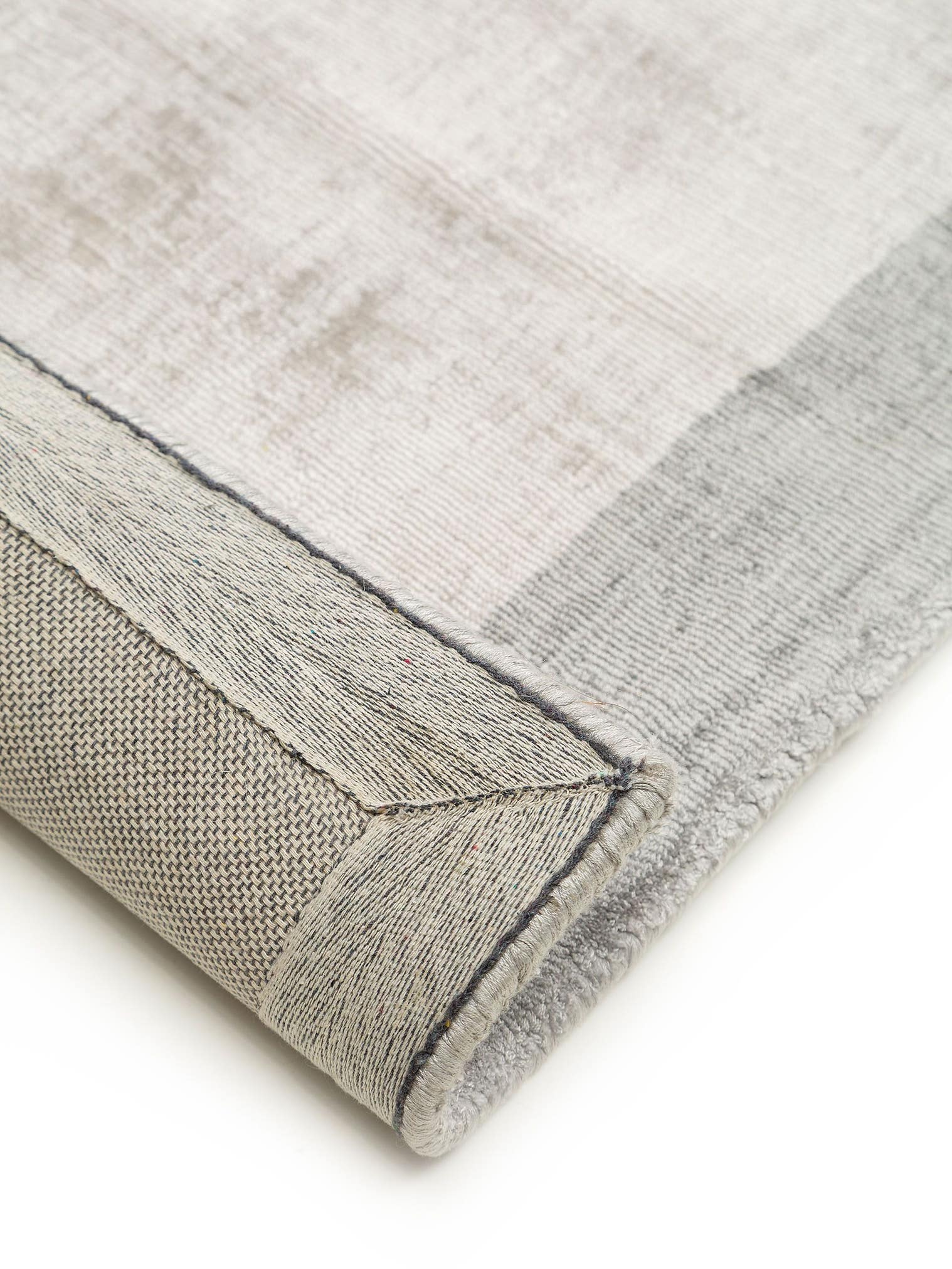 Teppich aus 100% Viskose in Grau mit 6 bis 10 mm hohem Flor von benuta Pure