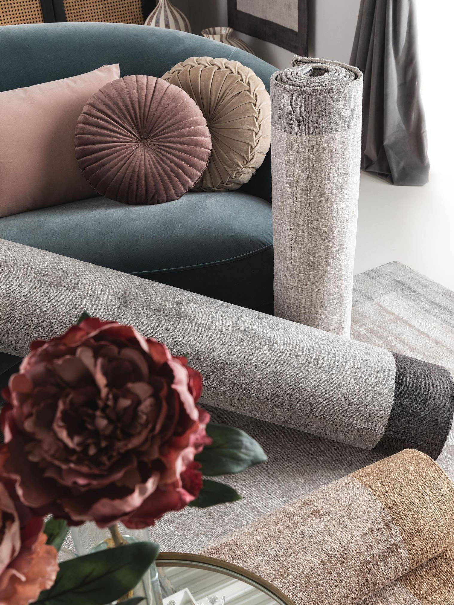 Teppich aus 100% Viskose in Grau mit 6 bis 10 mm hohem Flor von benuta Pure
