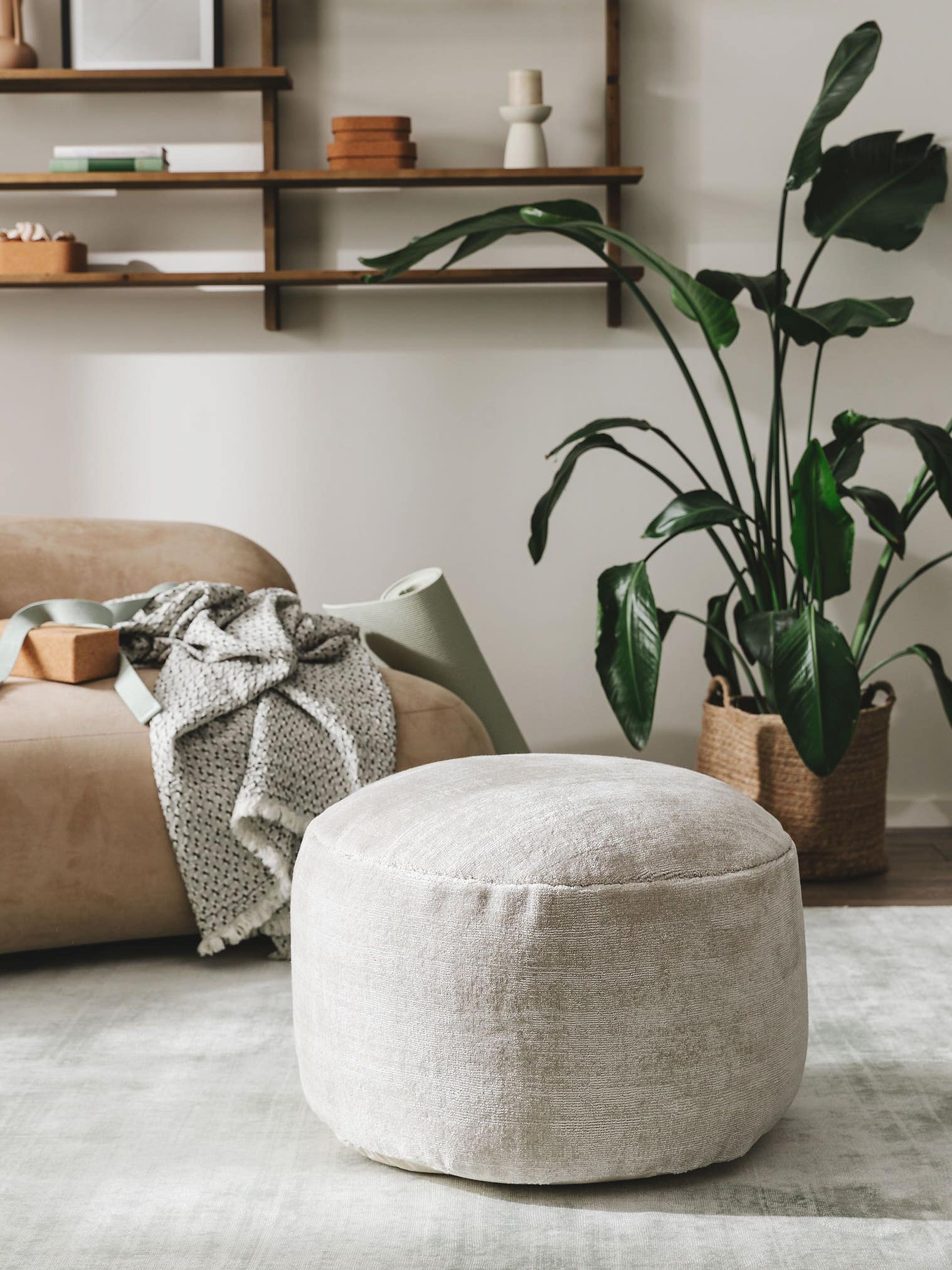 Pouf Nova Hellgrau im Design Uni aus 100% Viskose von benuta Pure