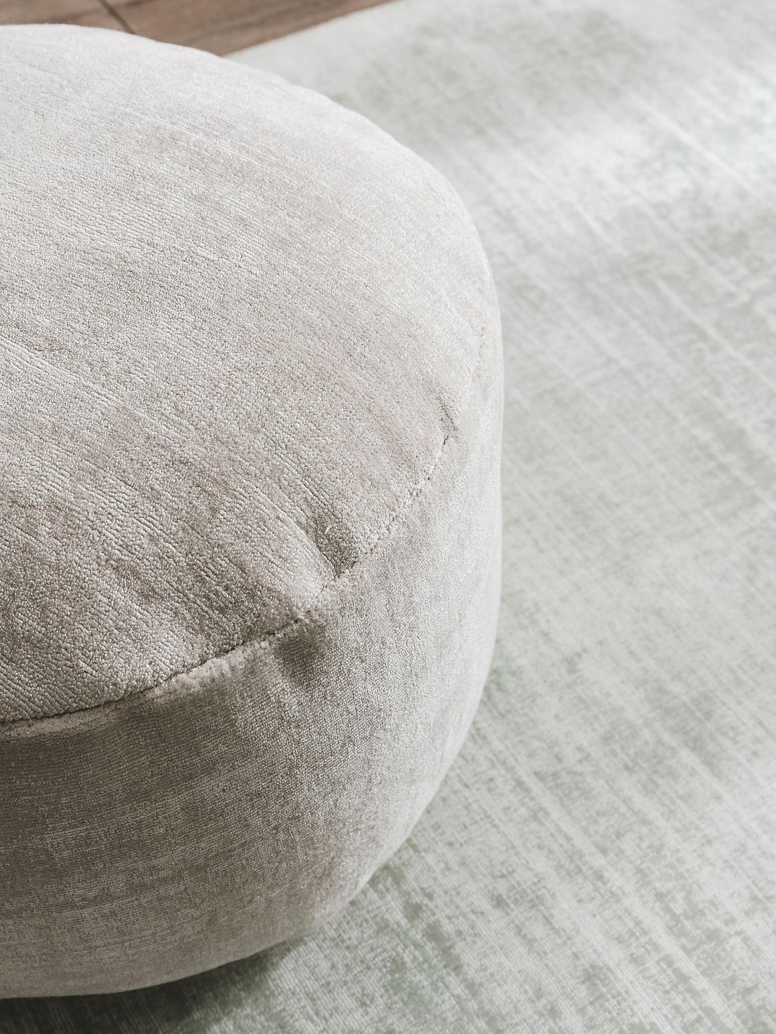 Pouf Nova Hellgrau im Design Uni aus 100% Viskose von benuta Pure