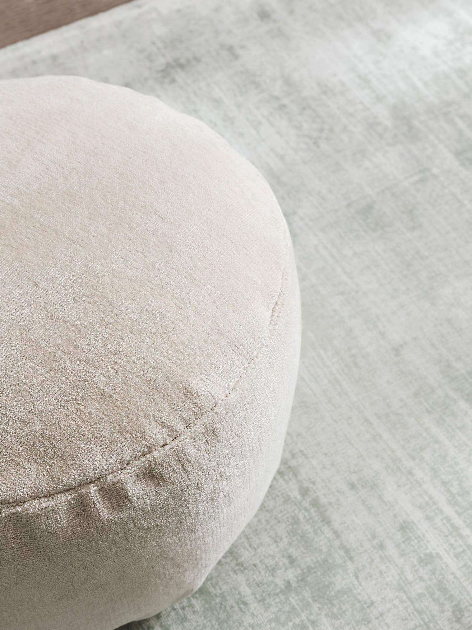 Pouf Nova Cream im Design Uni aus 100% Viskose von benuta Pure