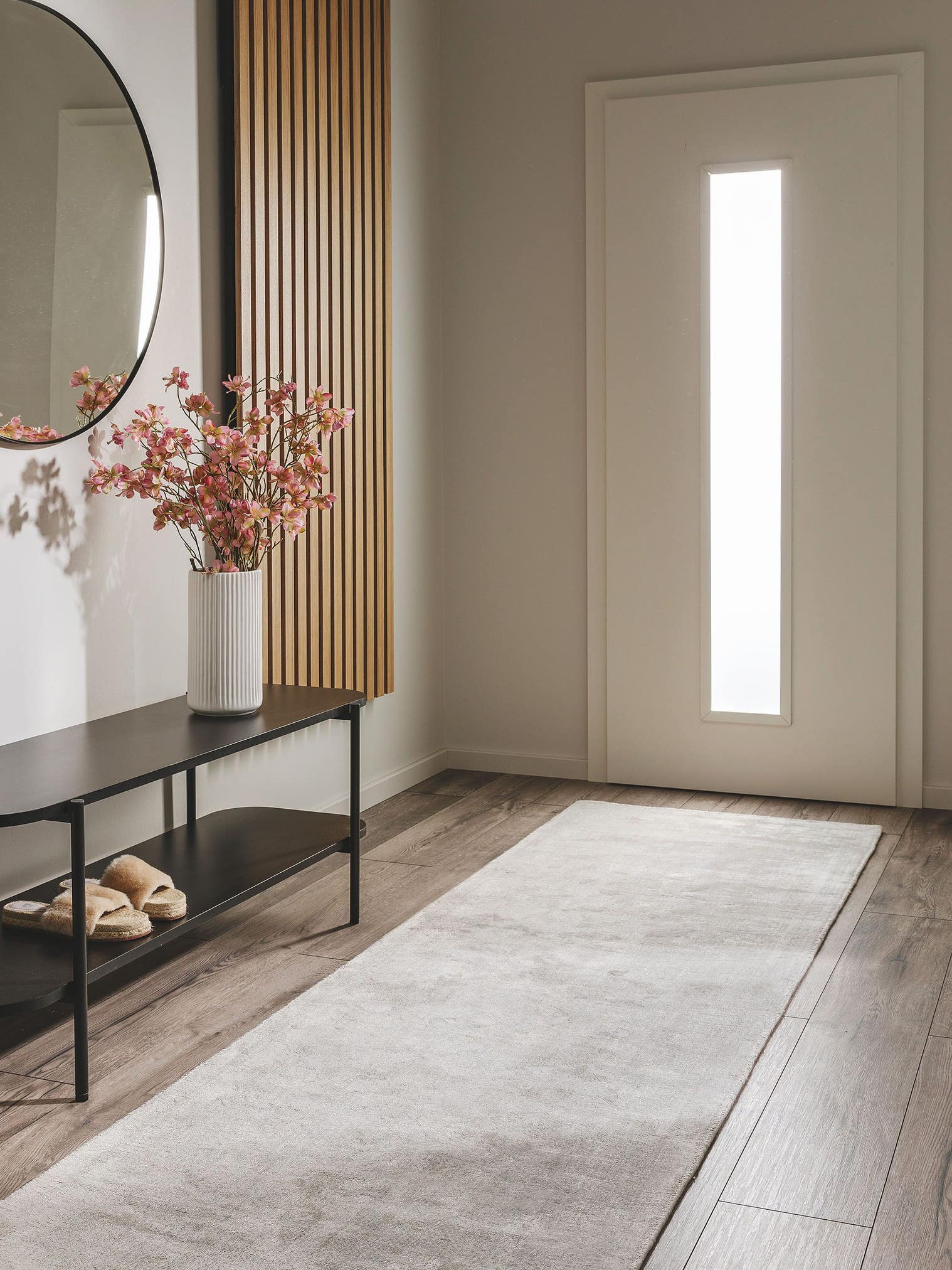 Teppich aus 100% Viskose in Grau mit 6 bis 10 mm hohem Flor von benuta Pure