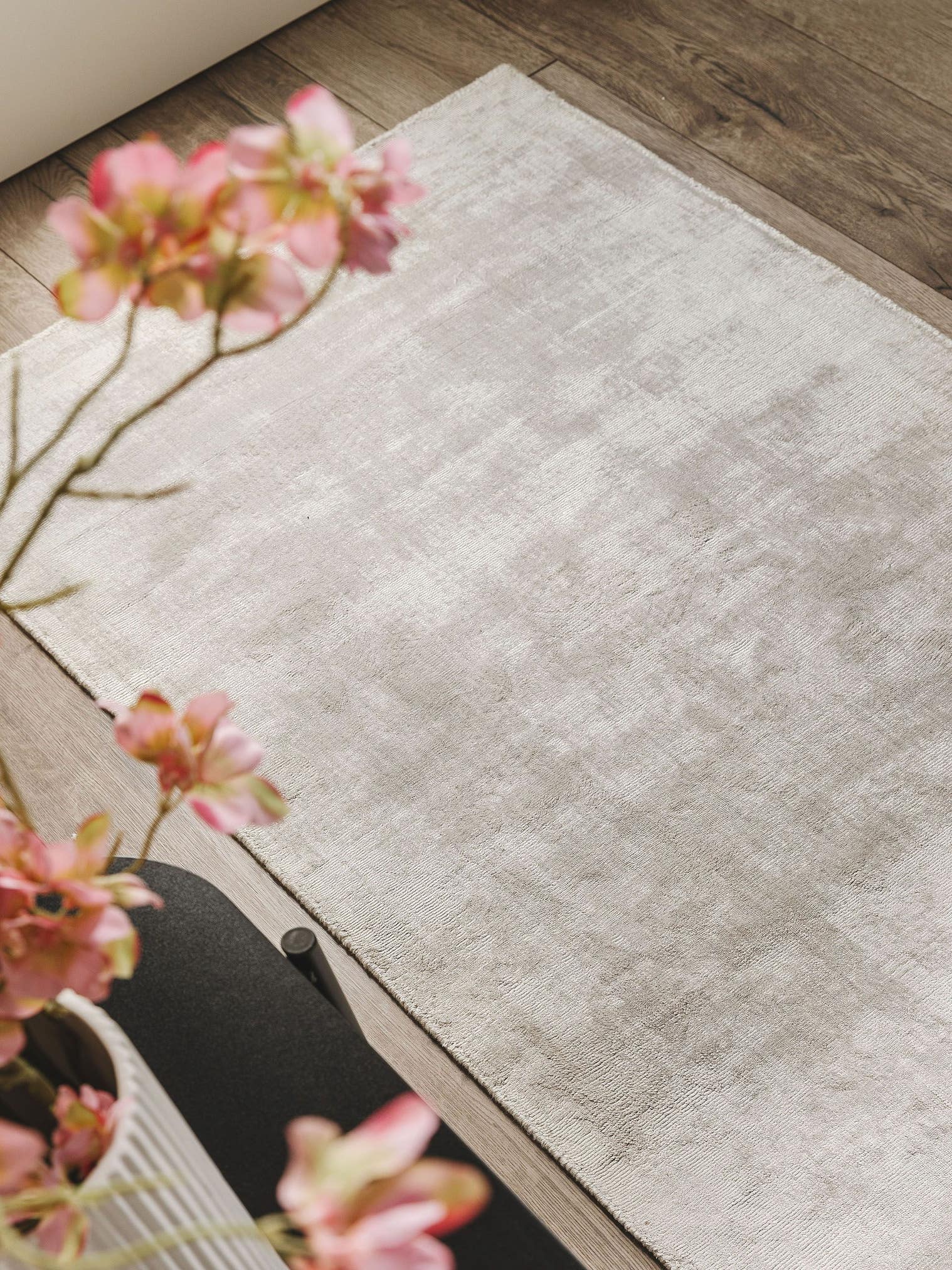 Teppich aus 100% Viskose in Grau mit 6 bis 10 mm hohem Flor von benuta Pure