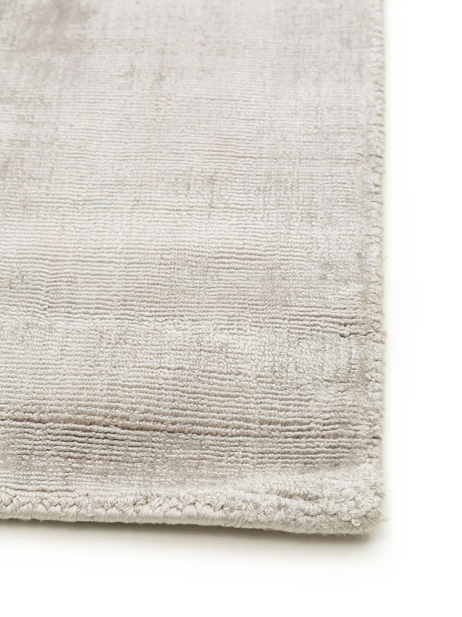 Teppich aus 100% Viskose in Grau mit 6 bis 10 mm hohem Flor von benuta Pure